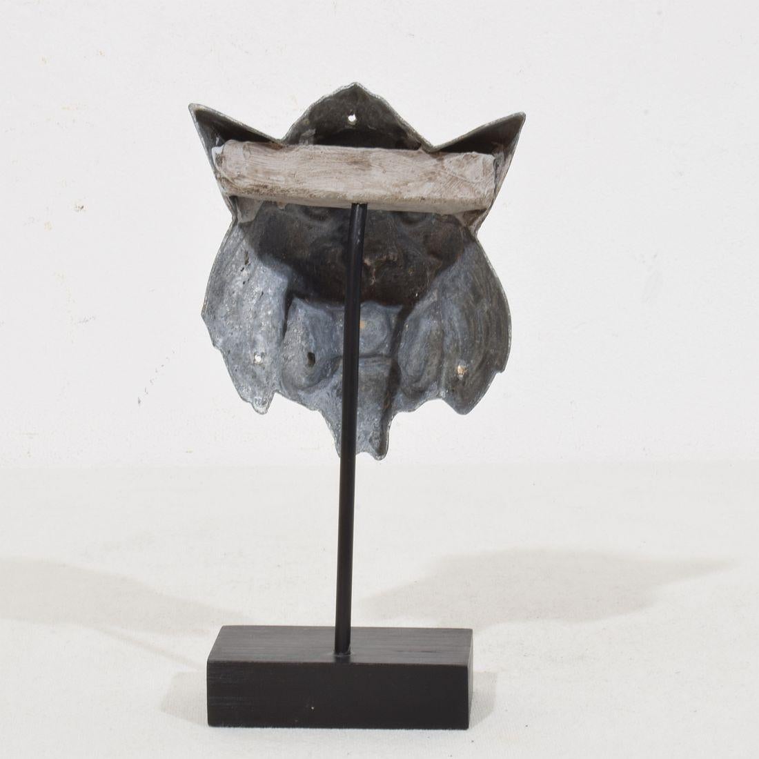 Frammento di testa mitica di leone e di lupo in zinco francese del XIX secolo In condizioni buone in vendita a Buisson, FR