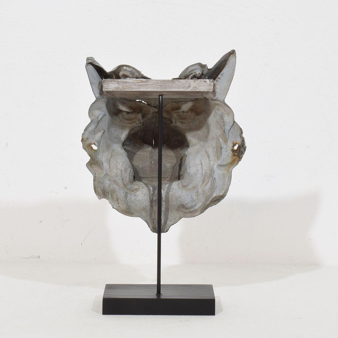 19th Century, French Zinc Mythical Lion- Wolf Head Fragment In Fair Condition For Sale In Buisson, FR