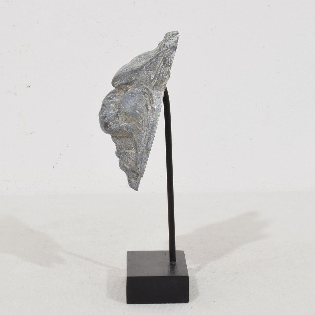 Zinco Frammento di testa mitica di leone e di lupo in zinco francese del XIX secolo in vendita