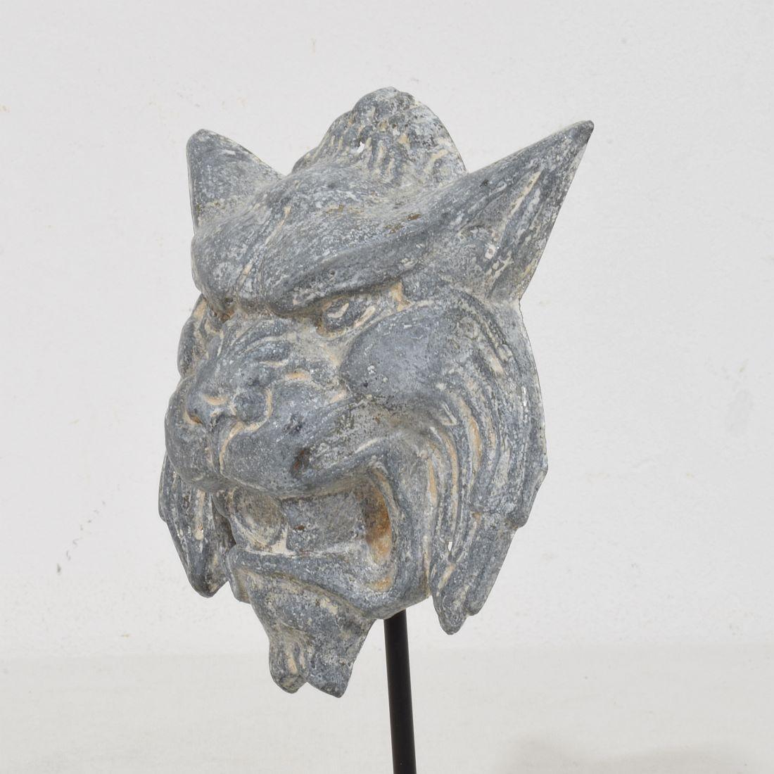 Französisches Zink-Fragment mit mythischem Löwen-Wolkenkopf aus dem 19. Jahrhundert im Angebot 4