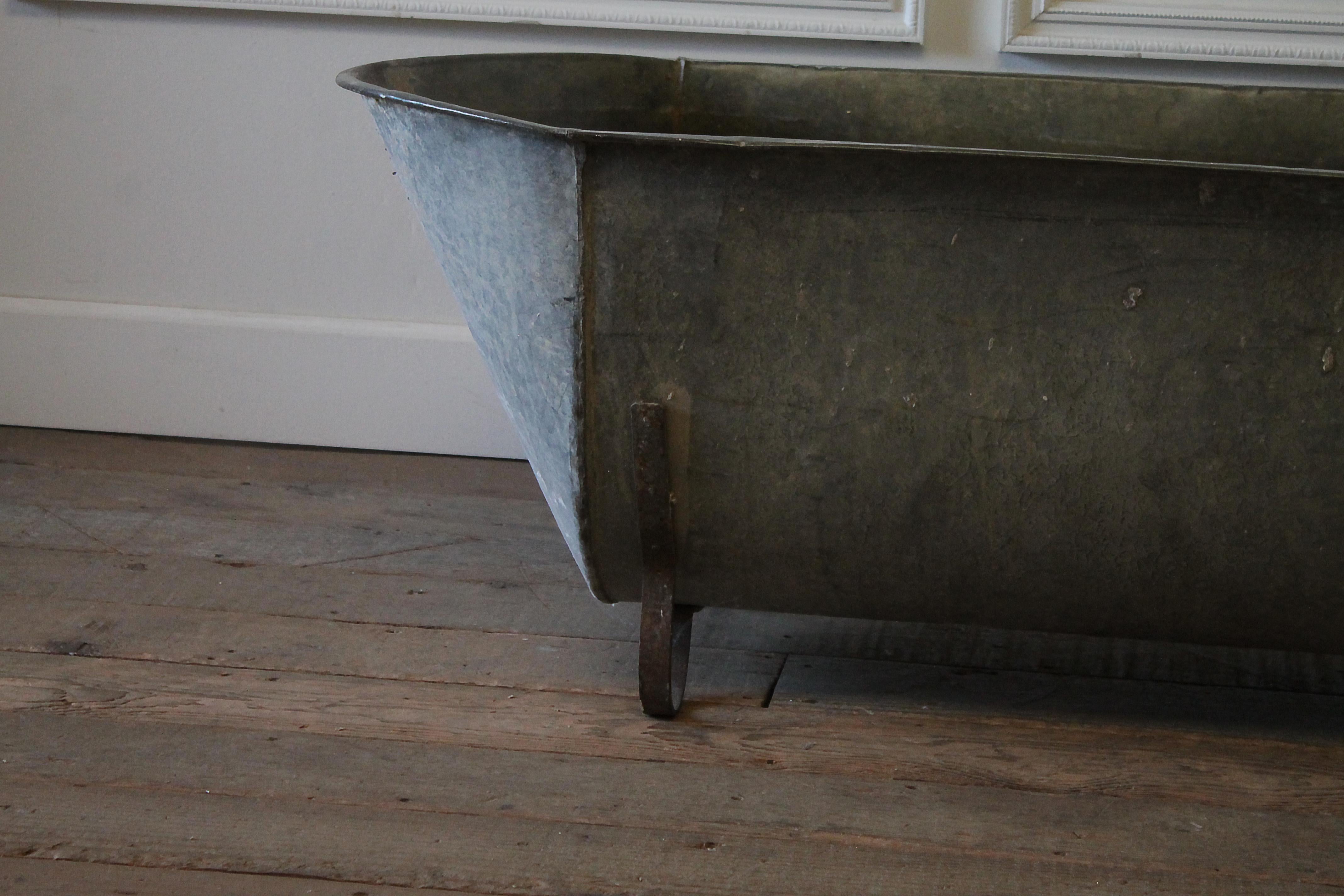 19th century French zinc tub
Measures: 
57.5