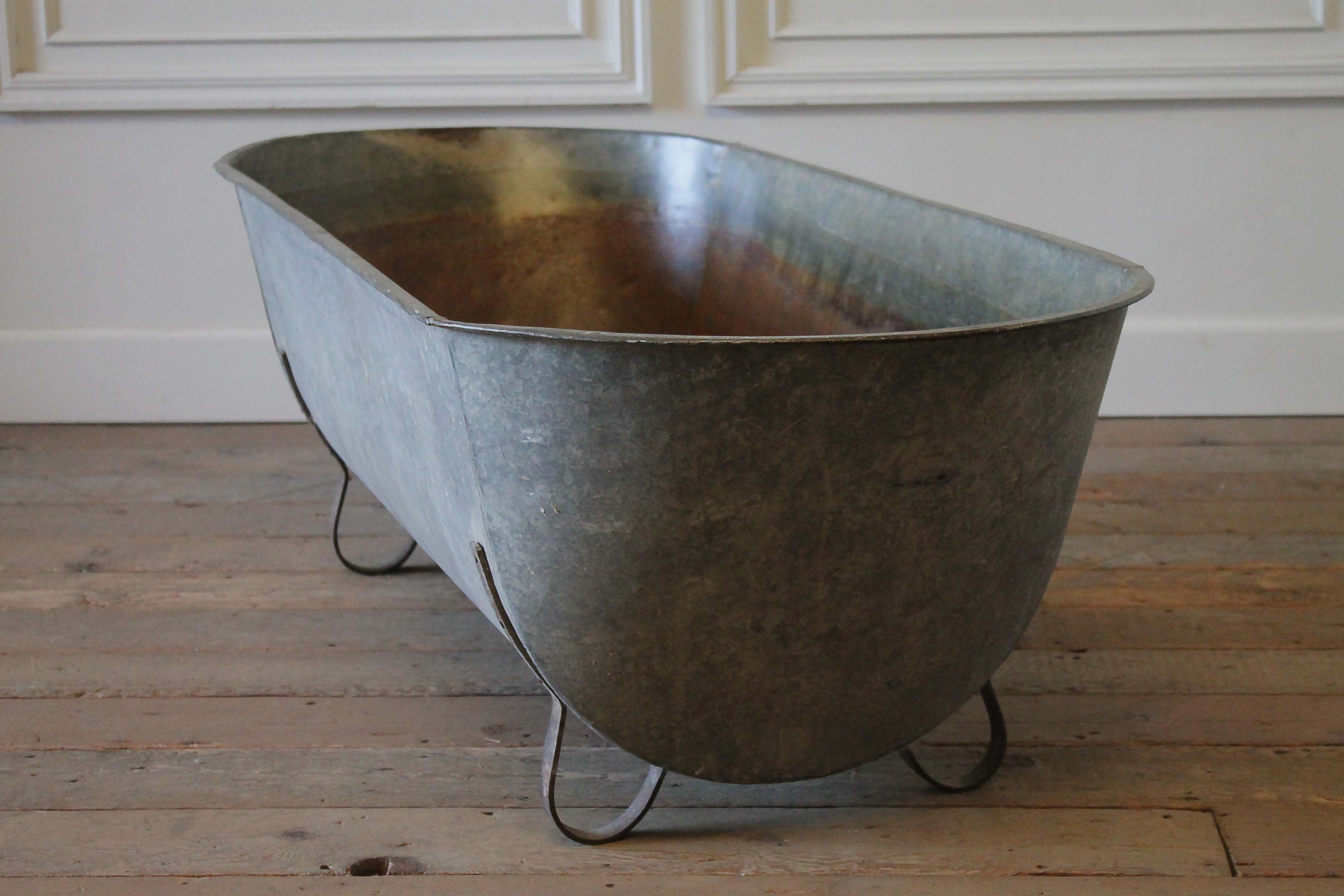 19th Century French Zinc Tub In Good Condition In Brea, CA