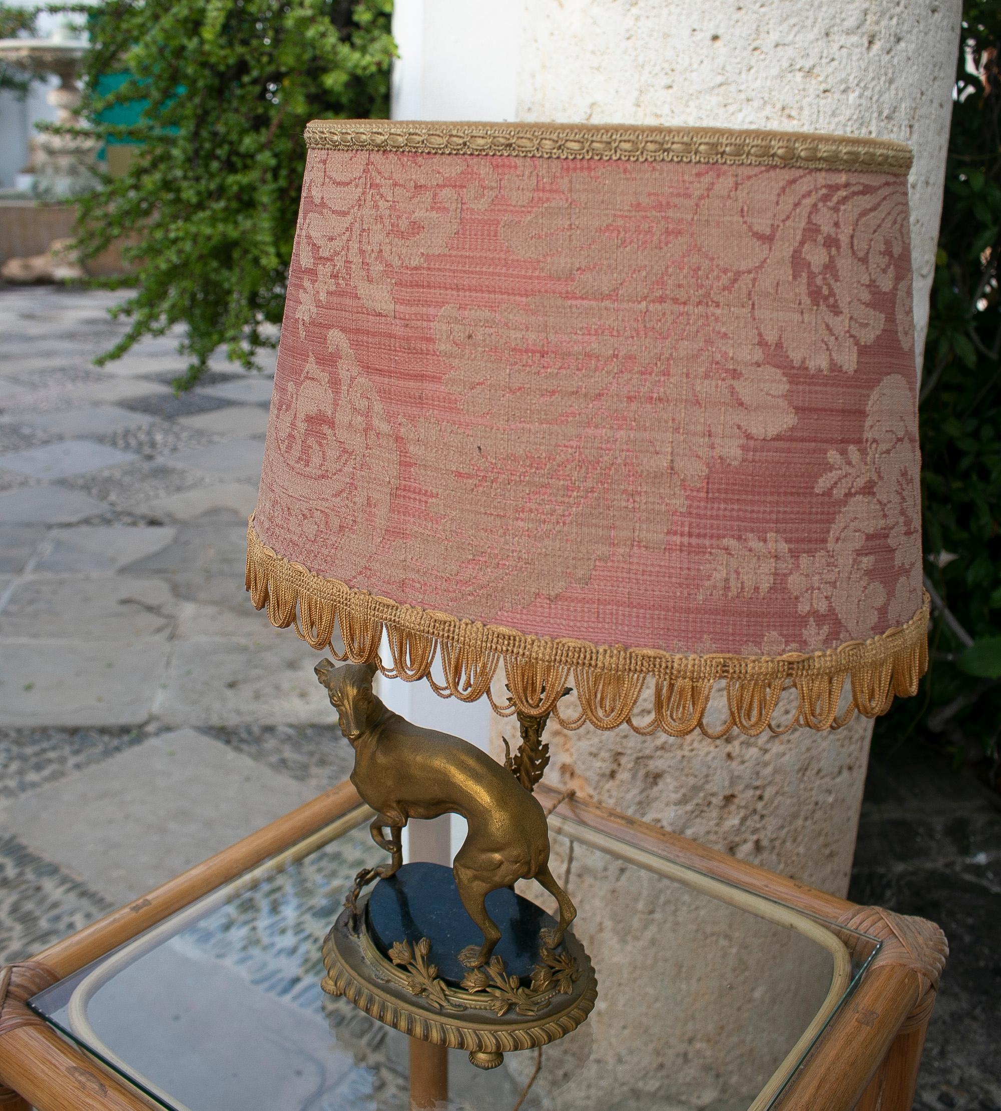 19th Century French Table Lamp with Dog in Gilded Bronze with Marble Base In Good Condition For Sale In Marbella, ES