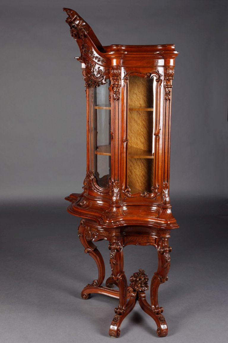 Vitrine du 19ème siècle, style Frideric Rococo, vers 1850 Noyer en vente 4