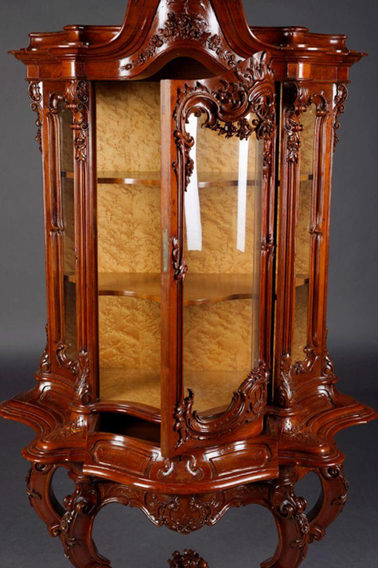 19th Century Frideric Rococo Style Display Case/Vitrine, circa 1850 Walnut For Sale 7