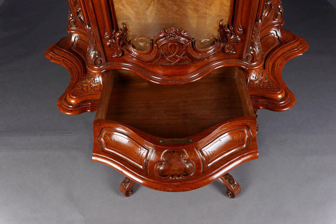 19th Century Frideric Rococo Style Display Case/Vitrine, circa 1850 Walnut For Sale 12