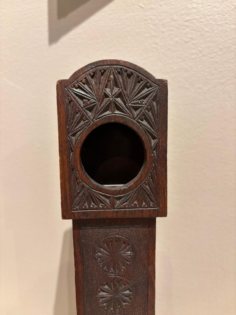 Portaorologio in quercia frisona del XIX secolo a forma di orologio del nonno. I finissimi disegni geometrici intagliati a scheggia sono una firma dello stile frisone. Un oggetto meraviglioso da solo, che aspetta solo l'orologio da tasca perfetto
