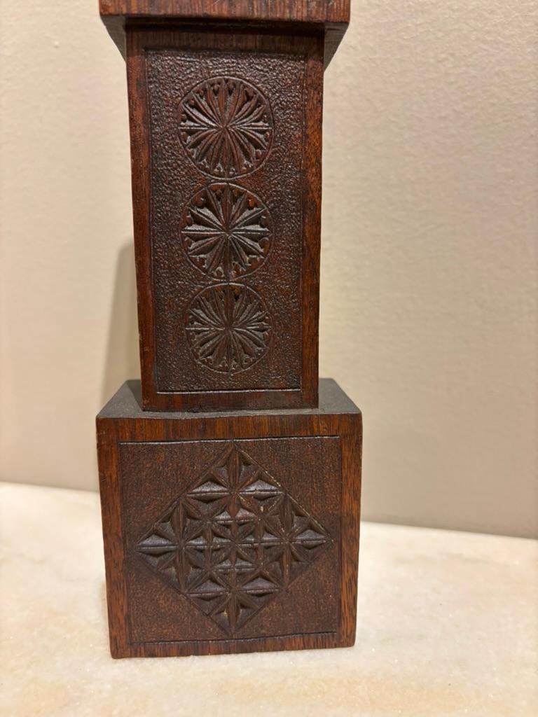 Intagliato a mano Orologio in miniatura dei nonni in legno di Oak Oak del 19° secolo in vendita