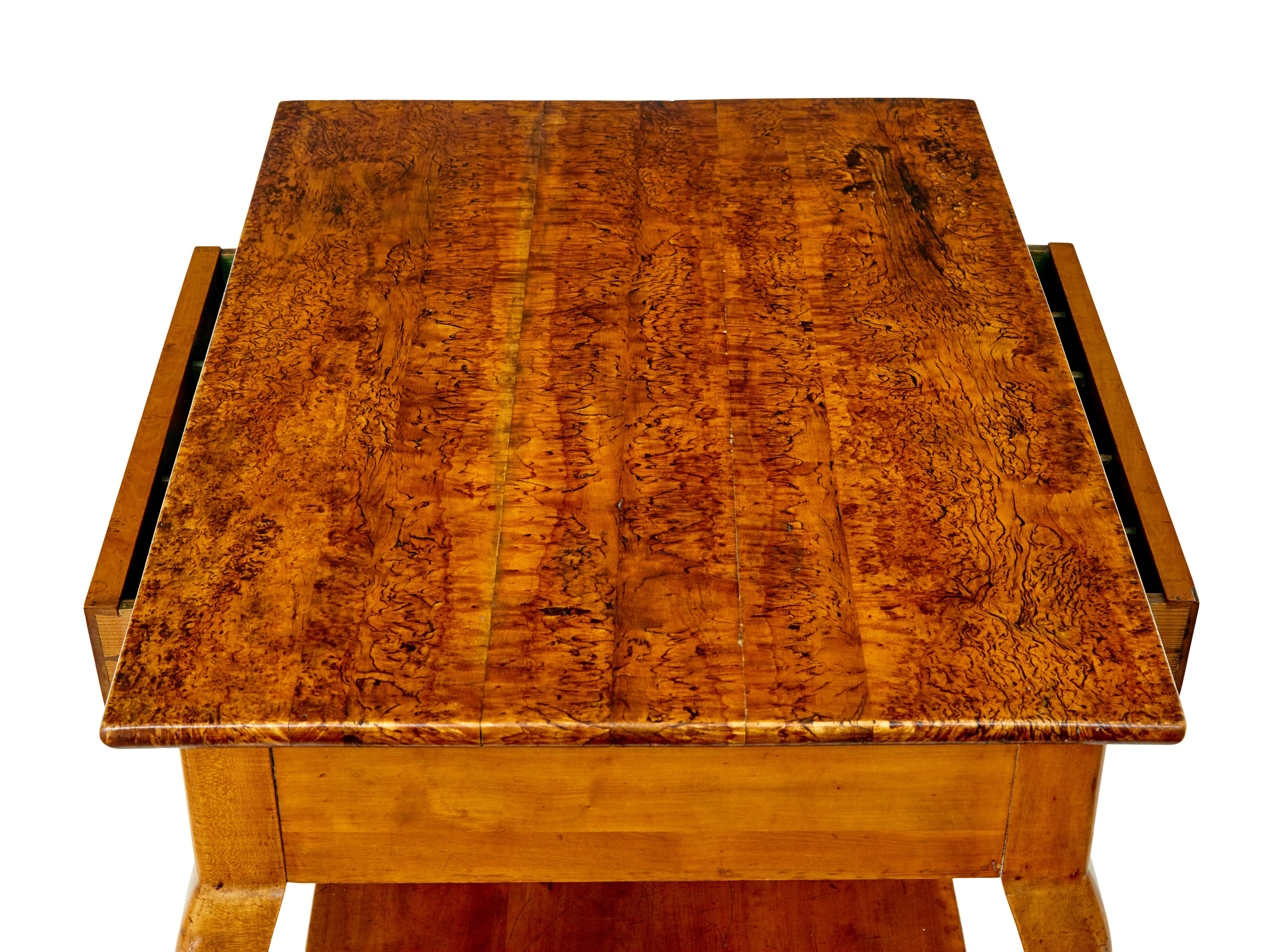 Tavolo occasionale in legno di frutta e ontano del XIX secolo, circa 1890.

Tavolo occasionale svedese di buona qualità, con piano in radice di ontano massiccio, che mette in mostra le sue sorprendenti venature.  Presenta un cassetto per lato dotato