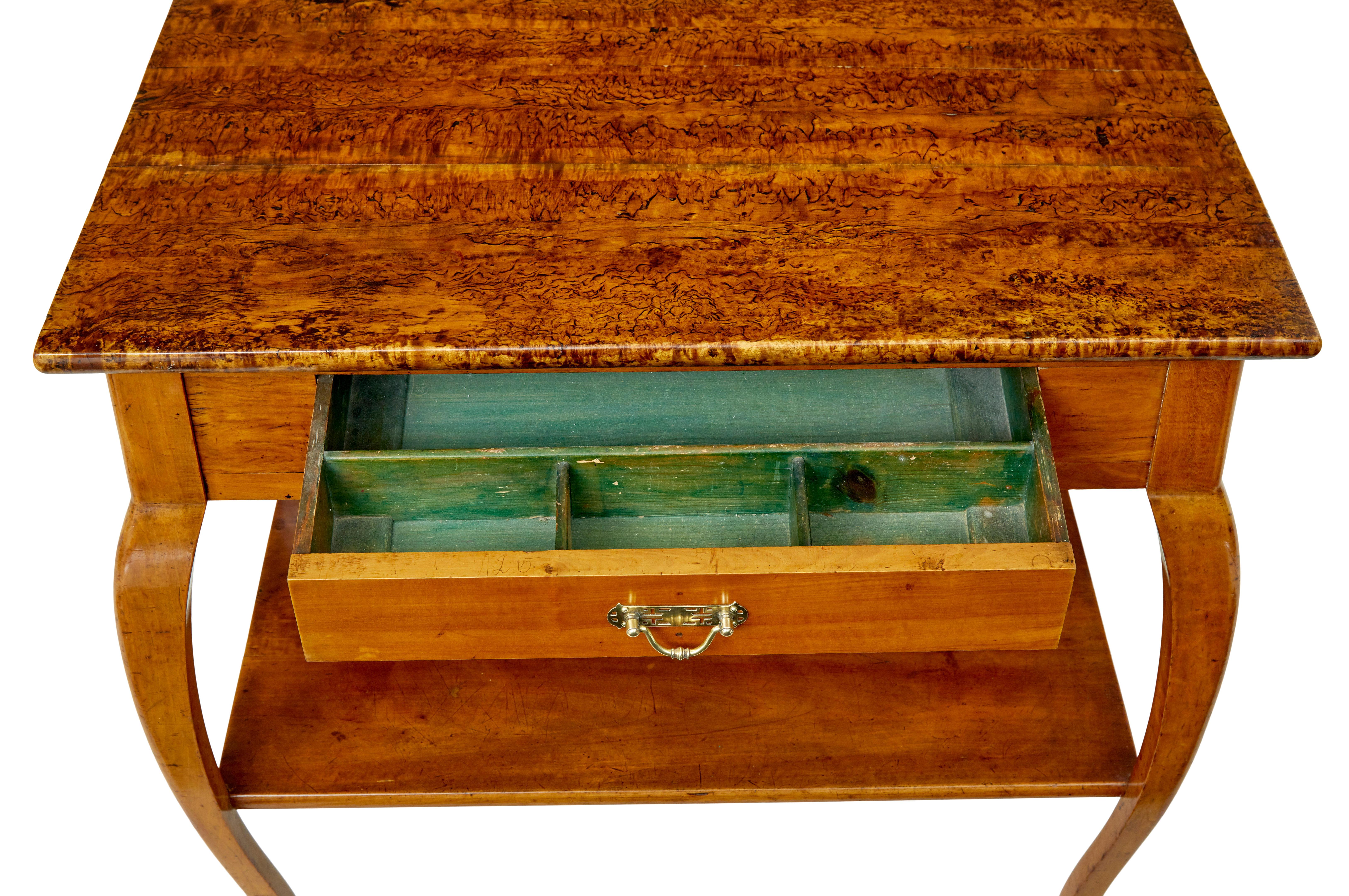 Art Nouveau Tavolo occasionale in legno di ontano e frutta del XIX secolo in vendita