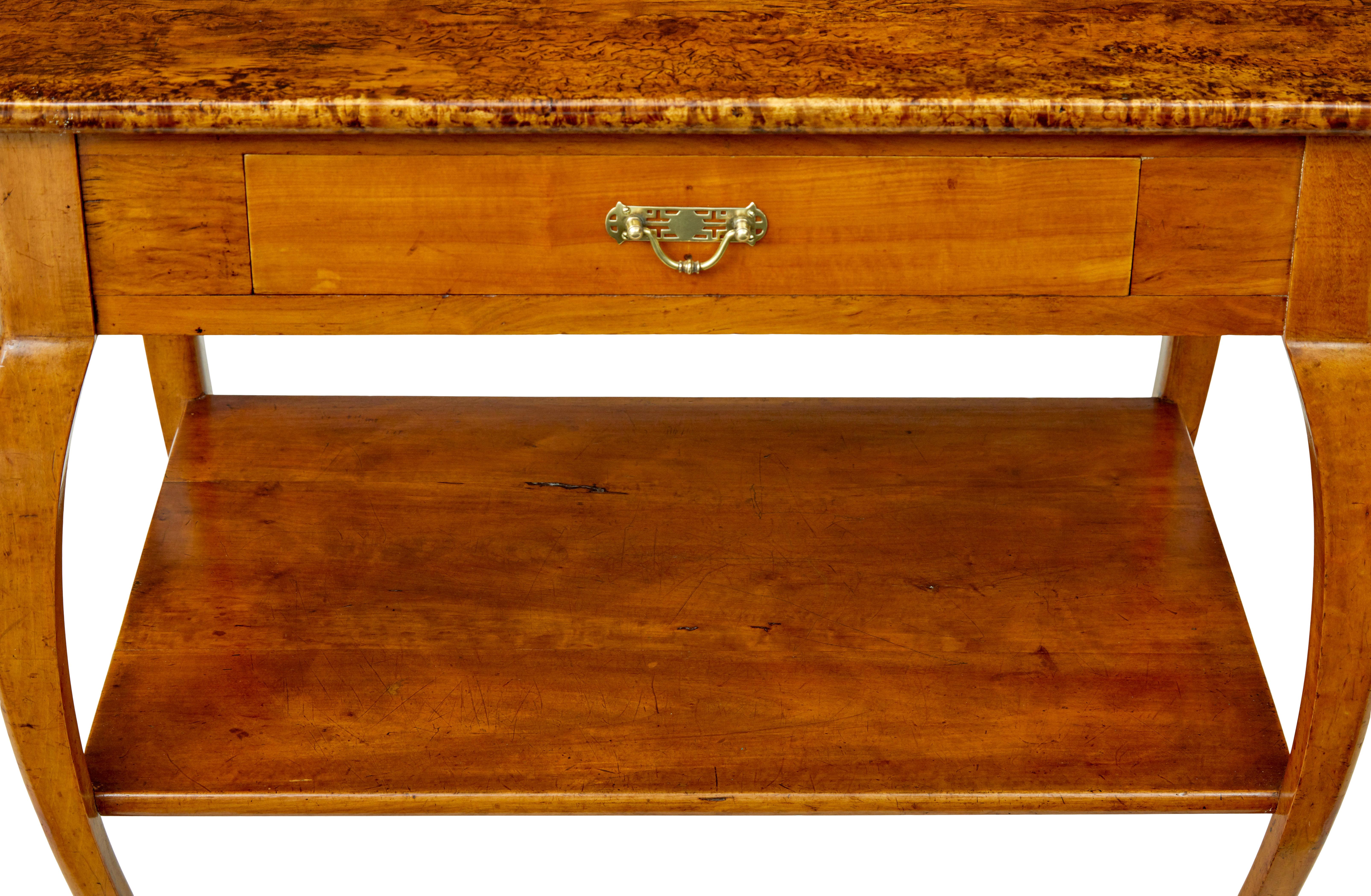 Svedese Tavolo occasionale in legno di ontano e frutta del XIX secolo in vendita