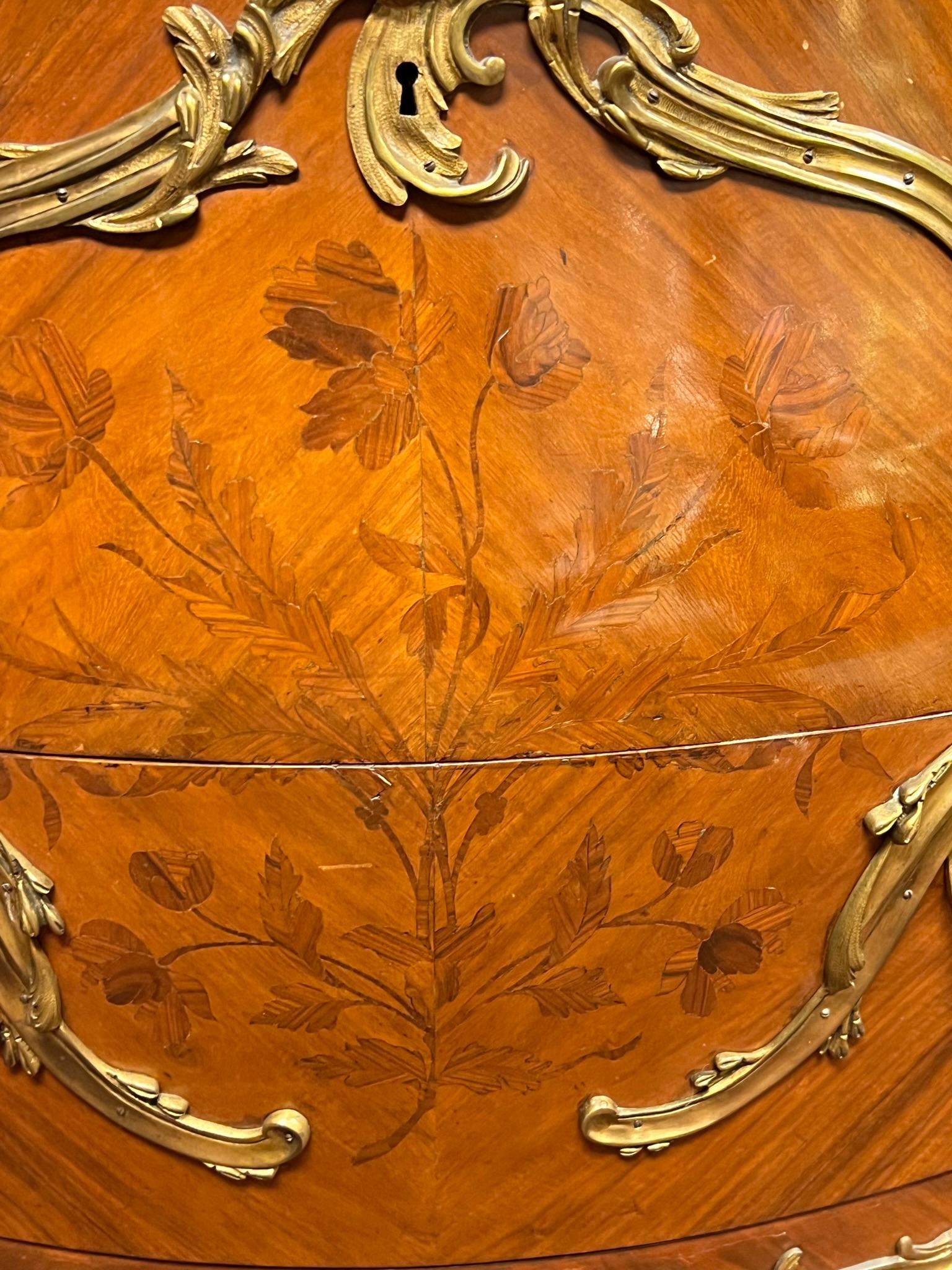 Kommode aus Obstholz und Marmor im Louis XV.-Stil des 19. Jahrhunderts im Angebot 7