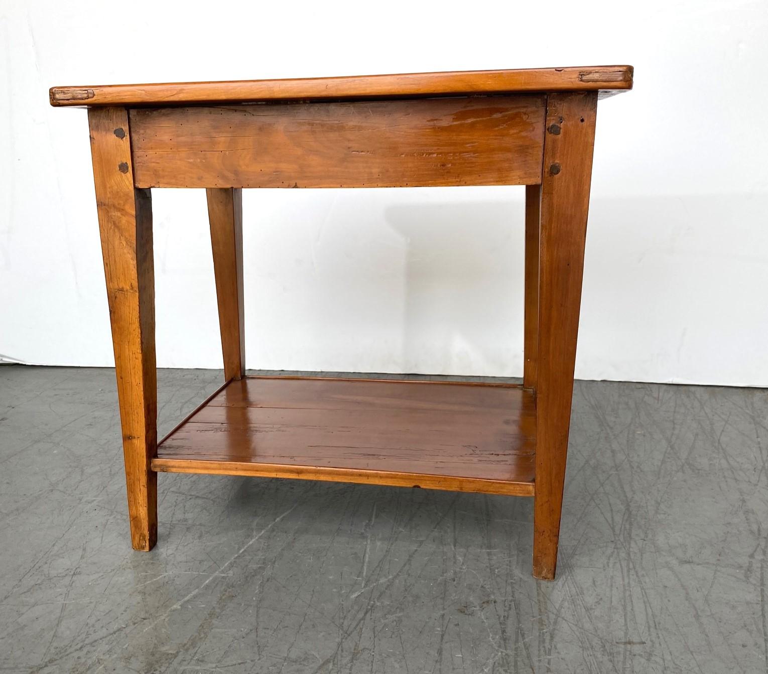 Table d'appoint en bois fruitier du 19e siècle Bon état - En vente à Pomona, CA