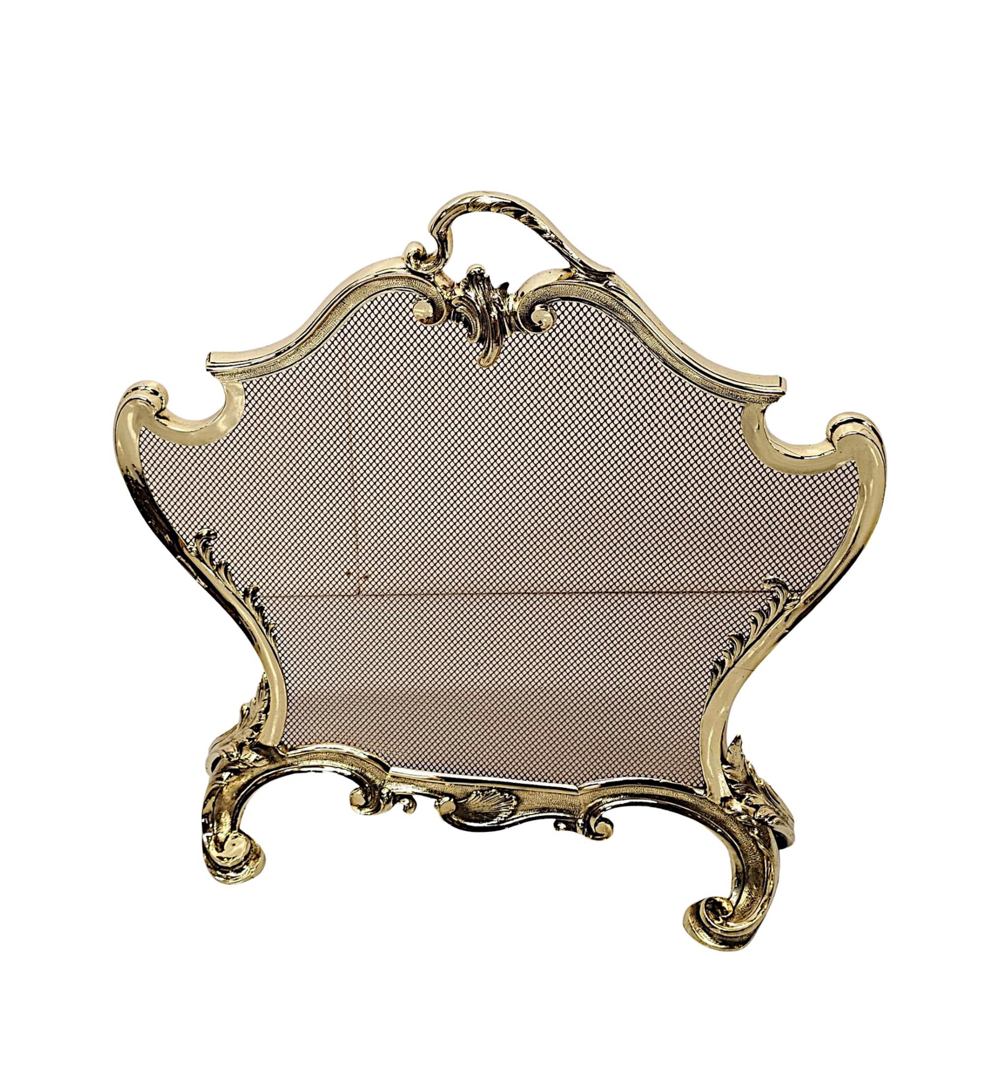 Uno splendido parafuoco in ottone del XIX secolo, completamente restaurato, lucidato e di qualità eccezionale.  La rete metallica protettiva, sagomata e ricurva, è incastonata in un'intricata cornice in ottone lucido finemente fuso, con splendidi