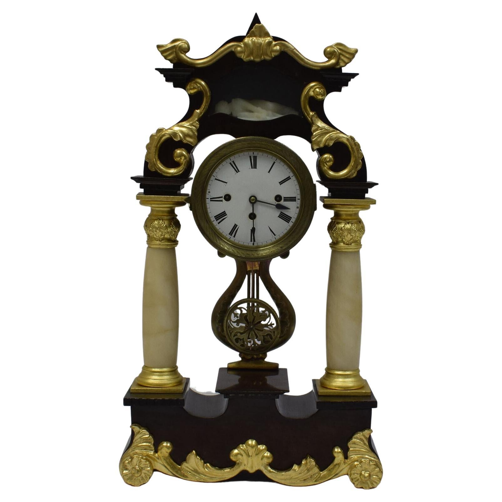 Horloge à colonne fonctionnelle du 19ème siècle : Horloge de cheminée ancienne avec portique - 1G03 en vente