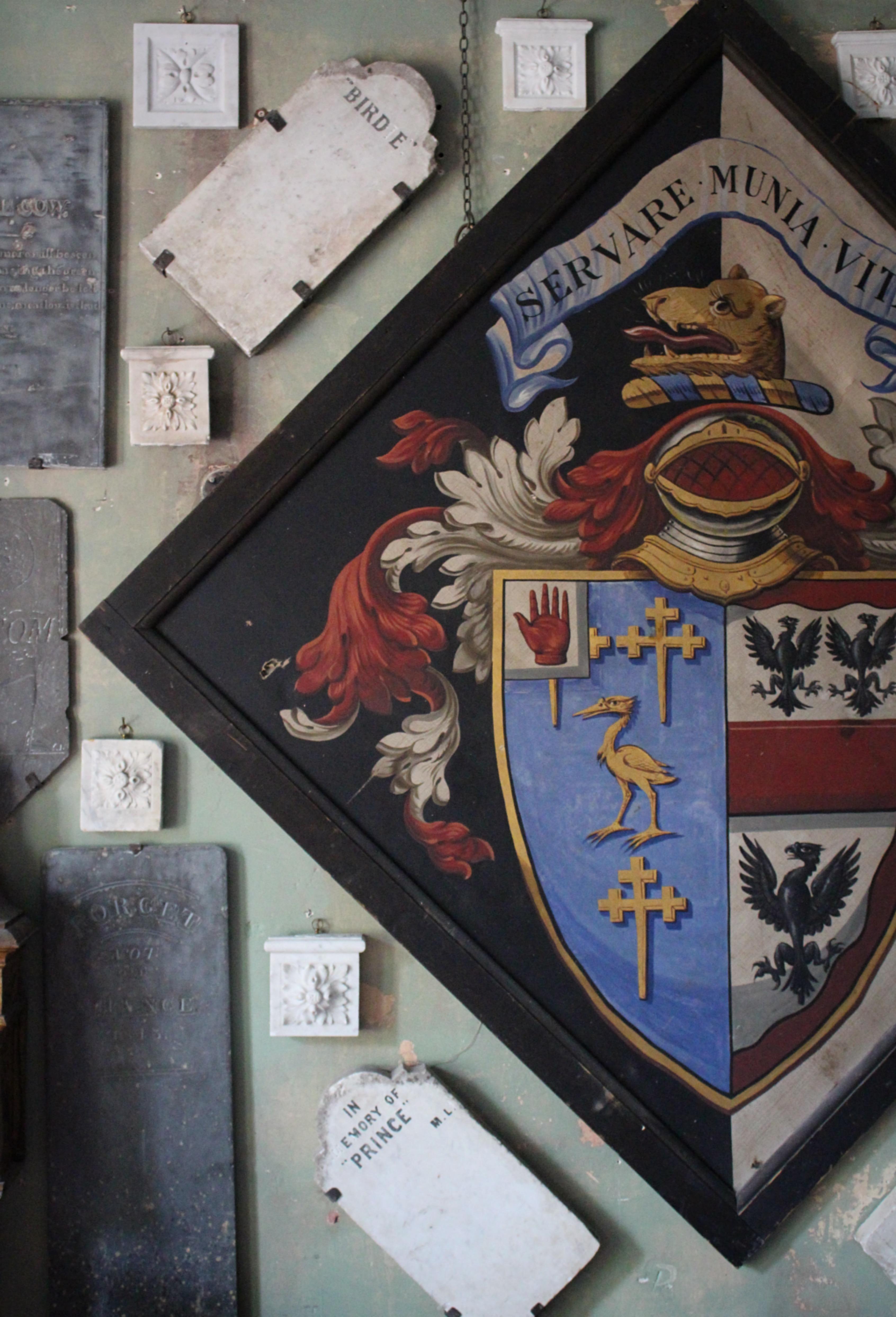 Cofano funerario del XIX secolo per Sir Henry Oglander, 7° baronetto di Nunwell

Il terreno azzurro mostra, una cicogna tra tre croste incrociate fitchee o, con Red Hand of Ulster cantone di un baronetto che impala argent, una fessa gules tra tre