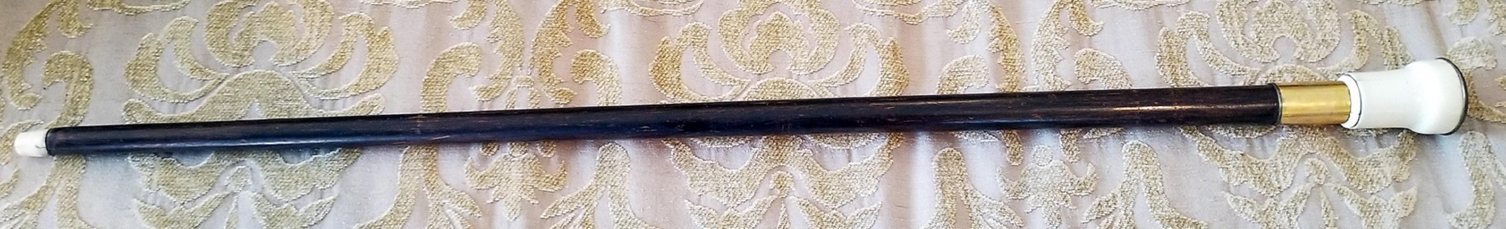 Fantastic walking stick from circa 1860.
Presenting a very rare walking cane from the 19th century.
British.
This walking stick was definitely 'custom made' for a Gambler !!!!
It sports a set of three gaming dice in bone handle under a glass
