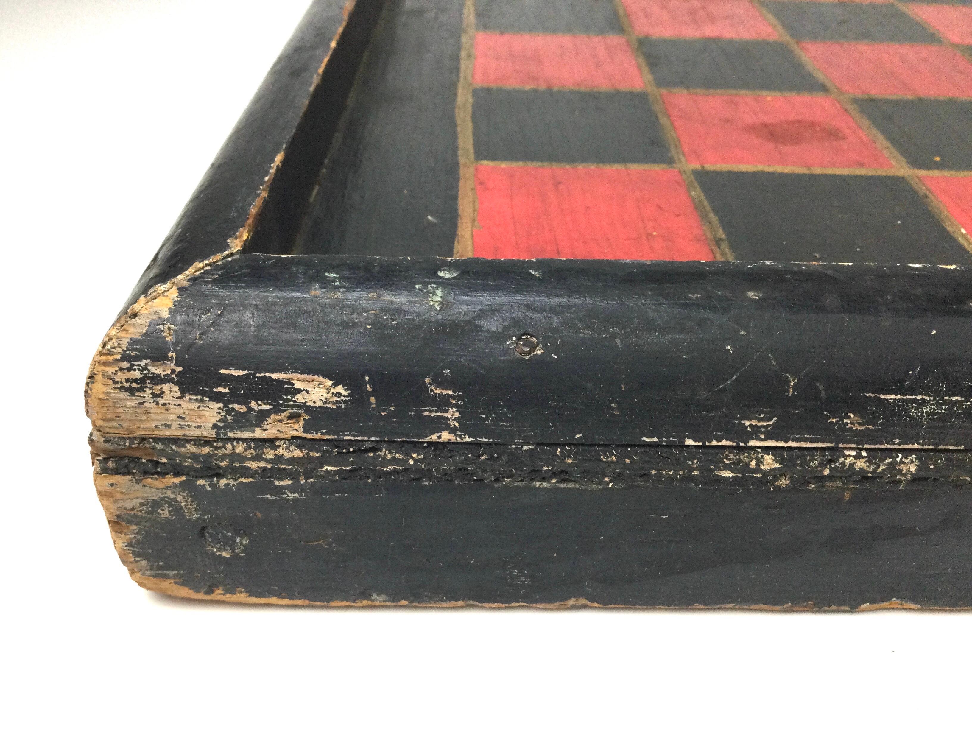 Planche de jeu du 19ème siècle en surface d'origine peinte en rouge et noire Bon état - En vente à Lambertville, NJ