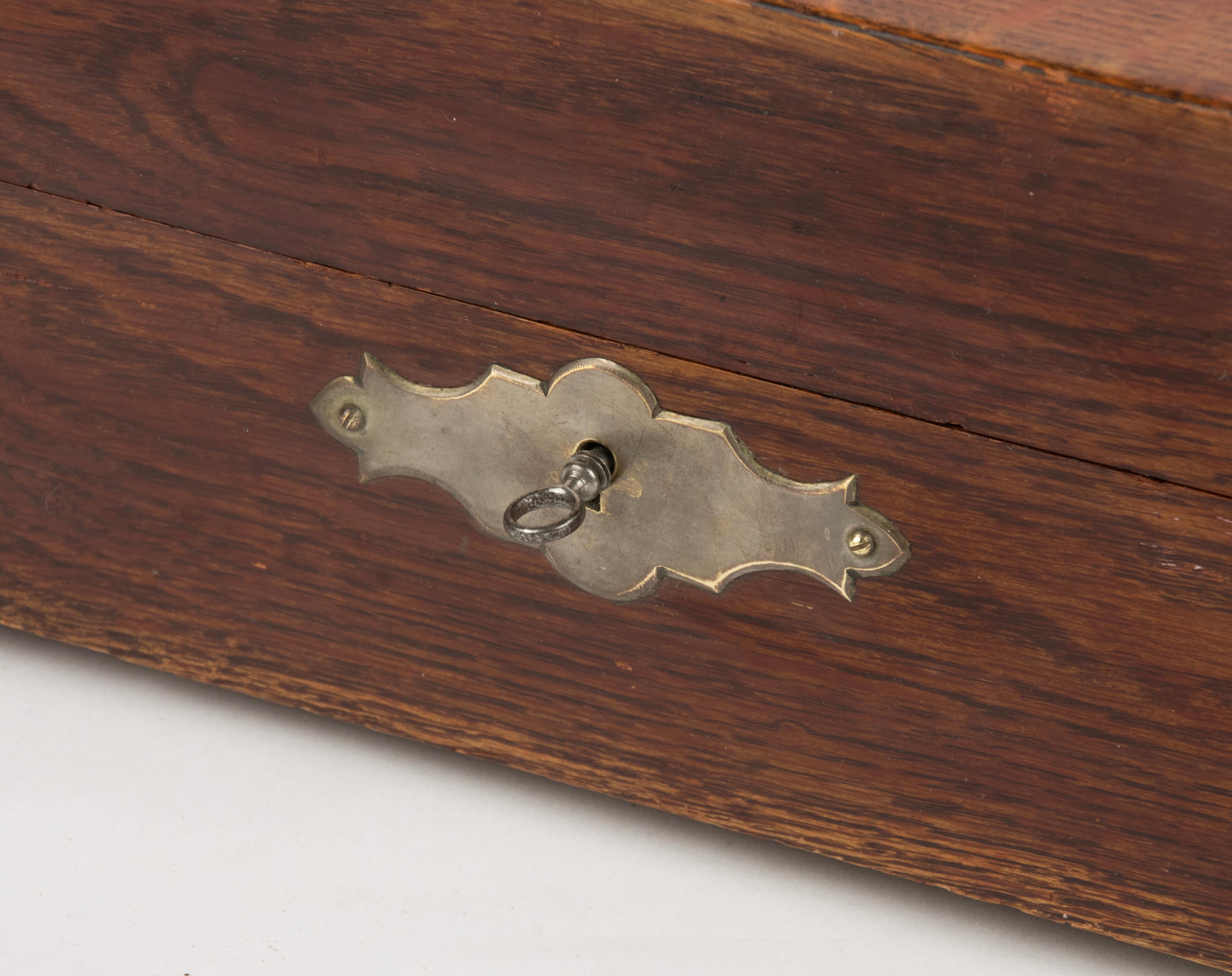 19th Century Game Box - Oak - Chess and Checkers - Dominoes For Sale 12