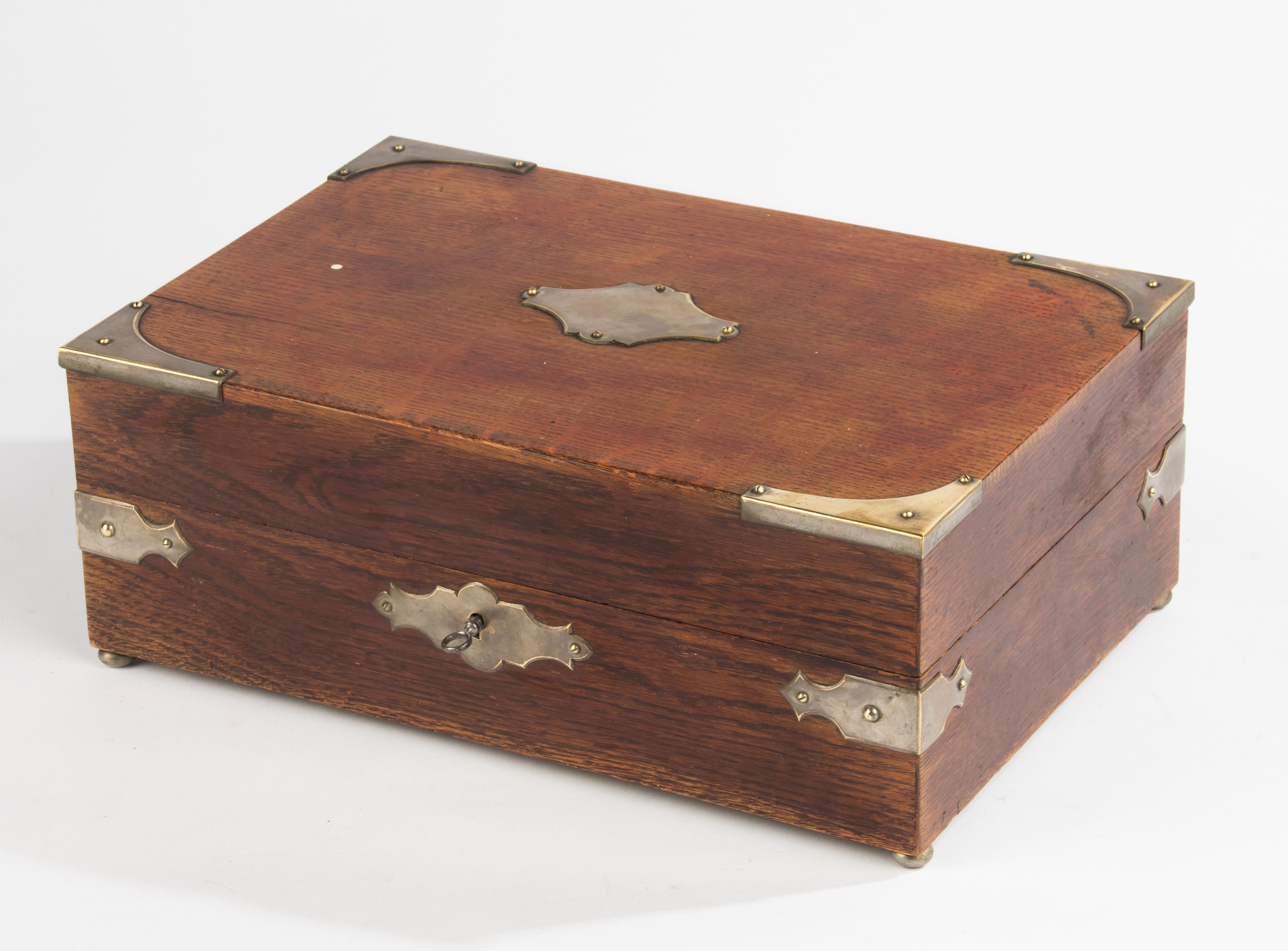 A beautiful antique English games box, including the games chess, checkers and dominoes.
The game box is in good condition and complete. Please note that two black checkers have a slightly different size, these were probably replaced