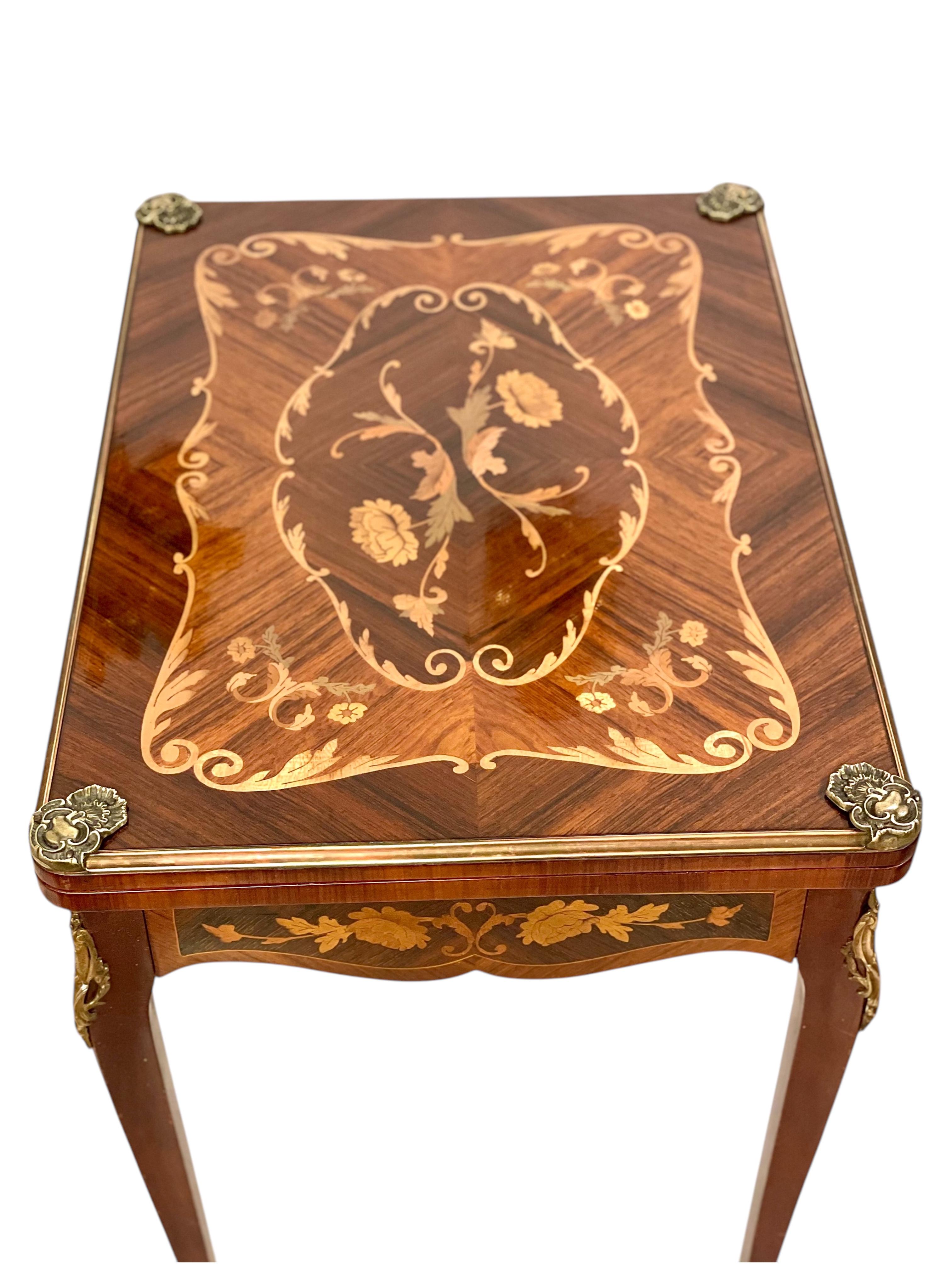 Mesa de juego del siglo XIX con marquetería en venta 5
