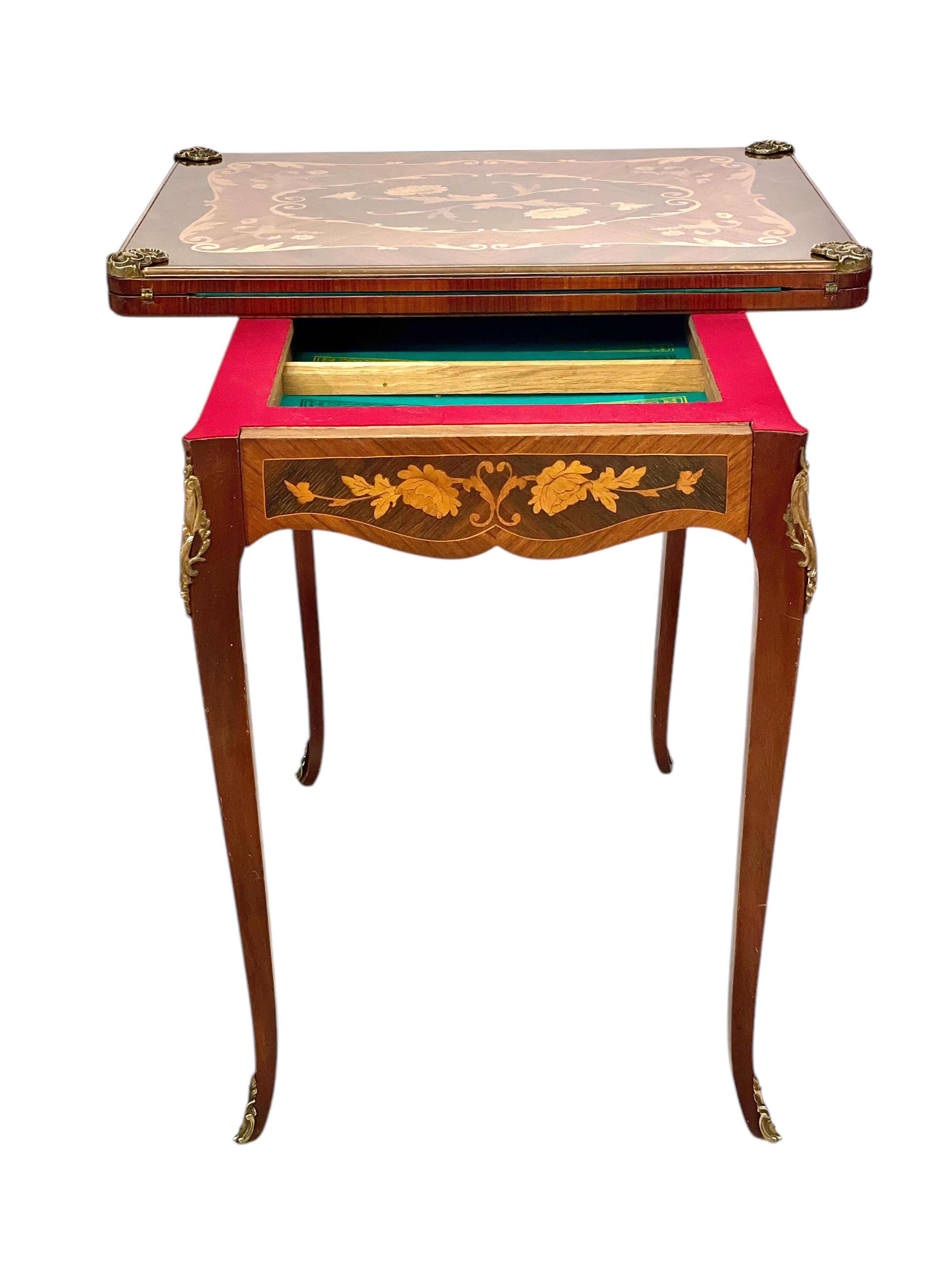 Mesa de juego del siglo XIX con marquetería en venta 6