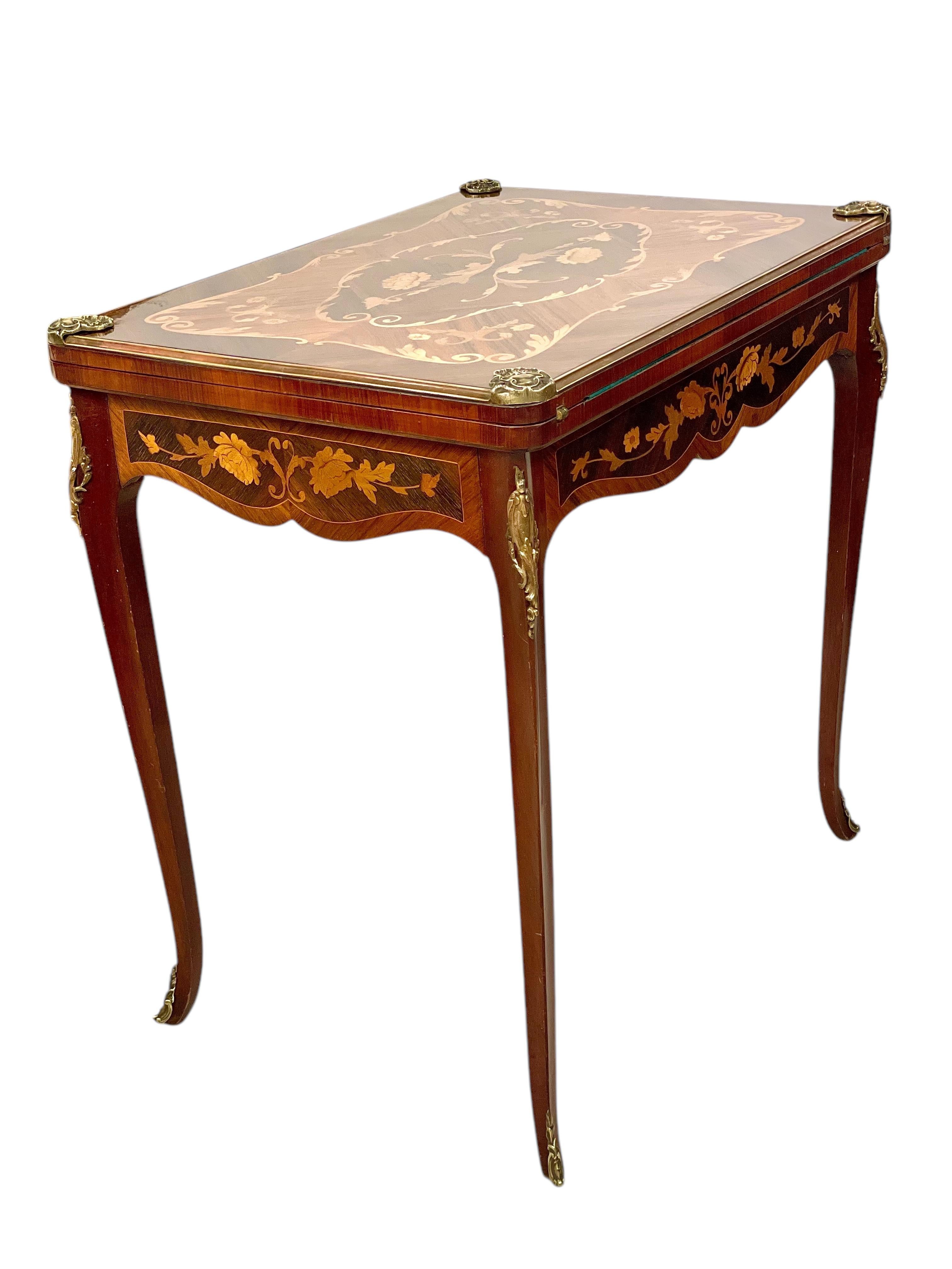 Mesa de juego del siglo XIX con marquetería en venta 9