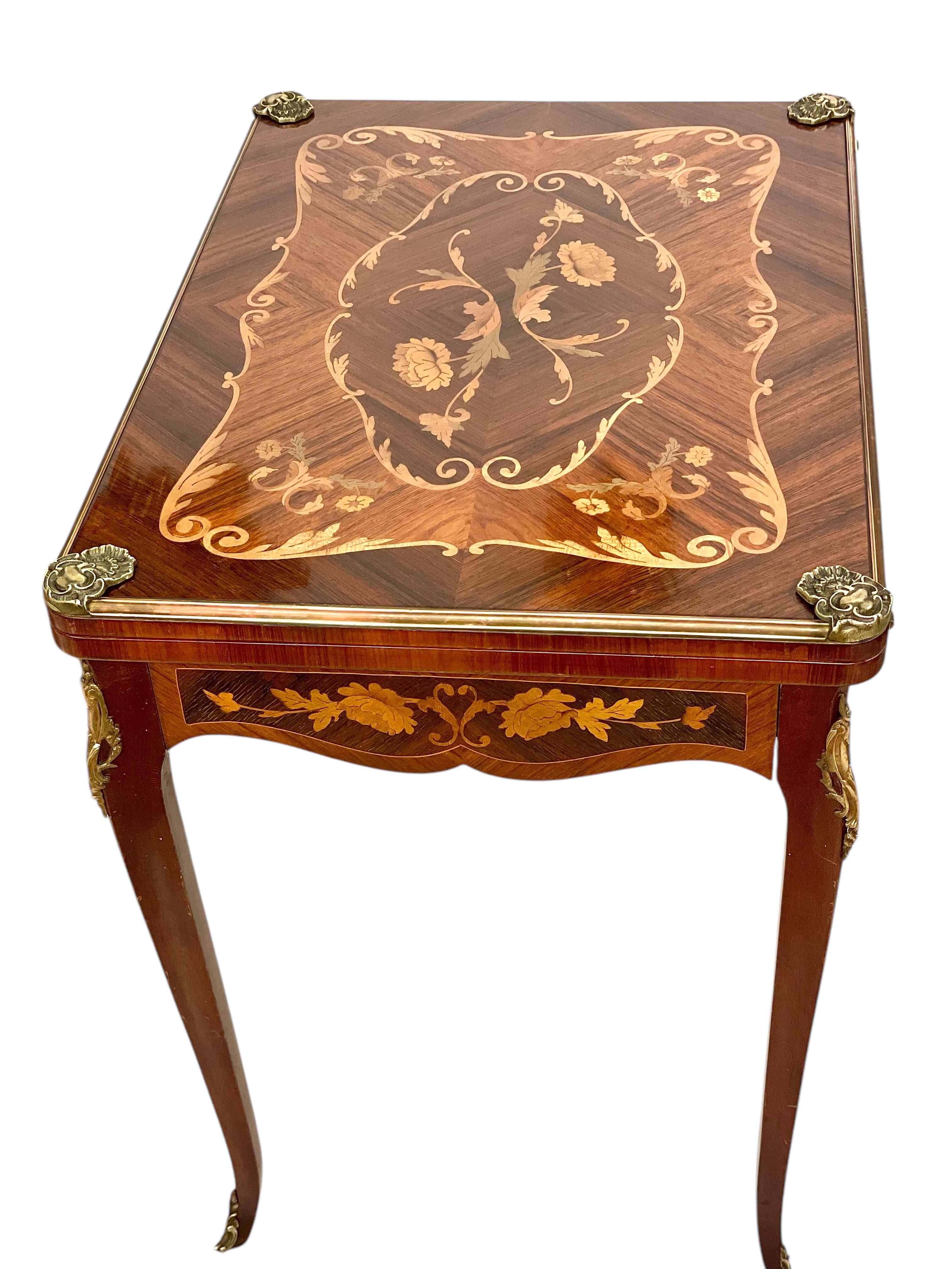 Mesa de juego del siglo XIX con marquetería en venta 11