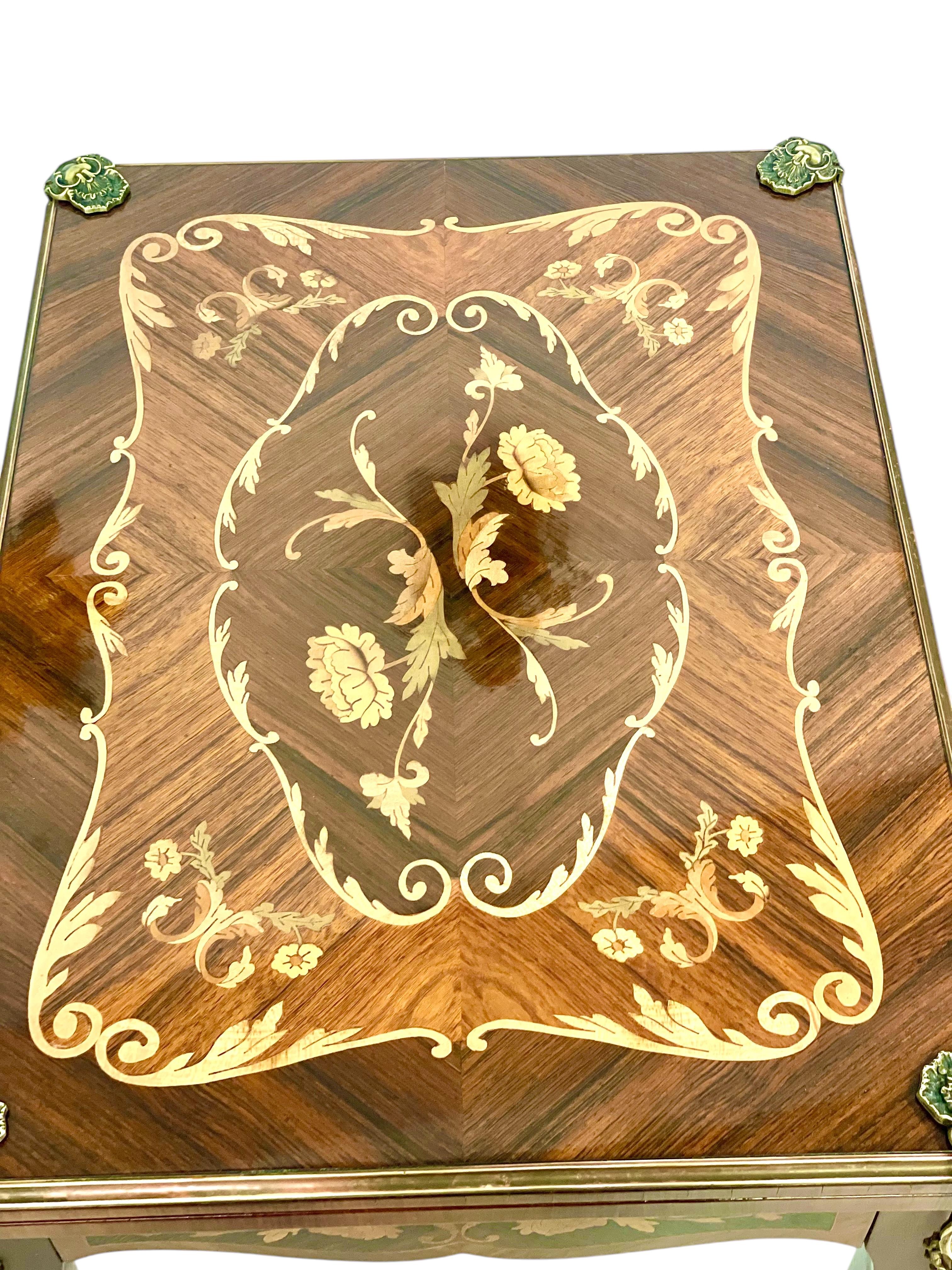 Mesa de juego del siglo XIX con marquetería en venta 12