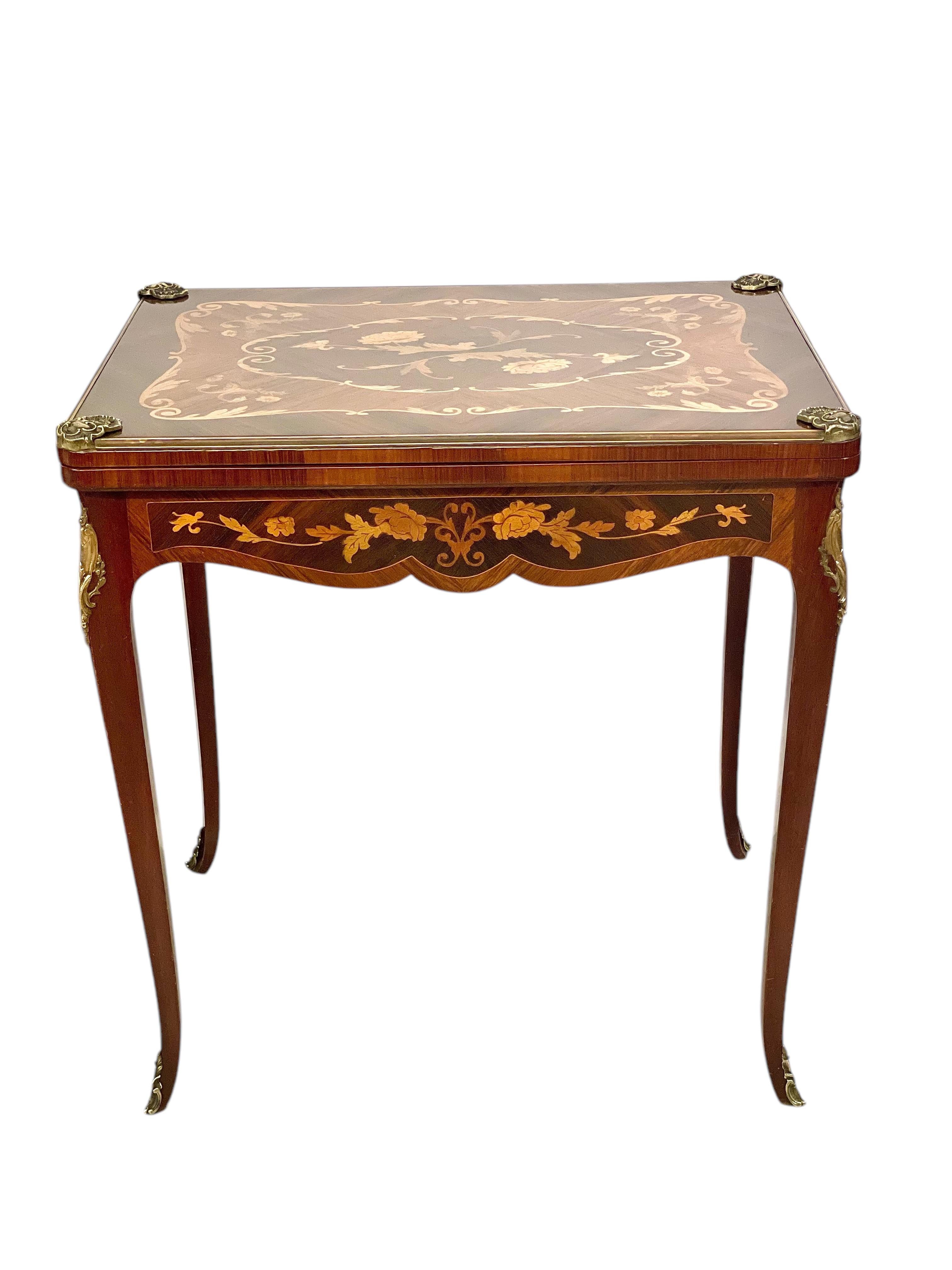 Mesa de juego del siglo XIX con marquetería en venta 13