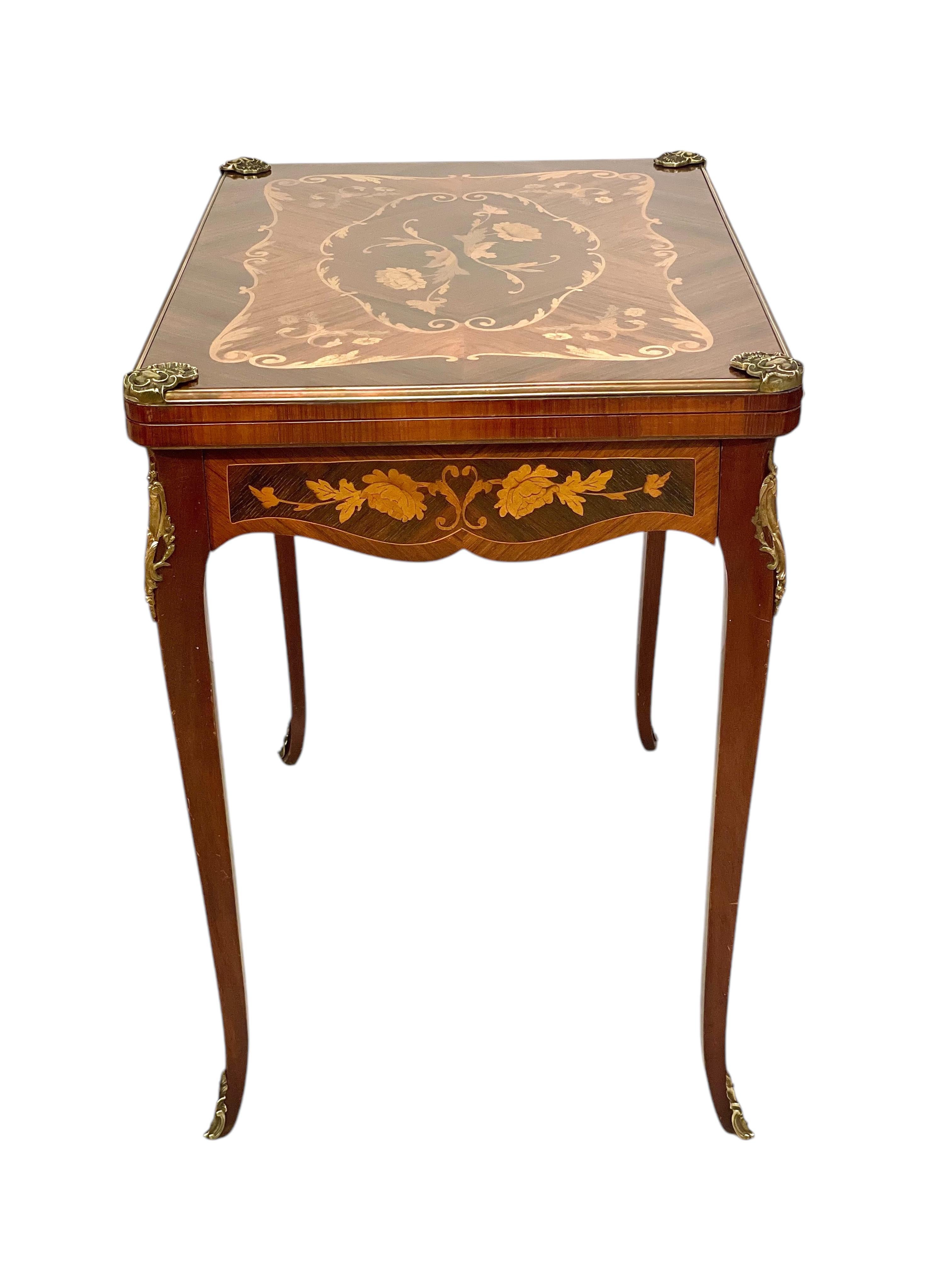 Mesa de juego del siglo XIX con marquetería en Bueno estado para la venta en LA CIOTAT, FR