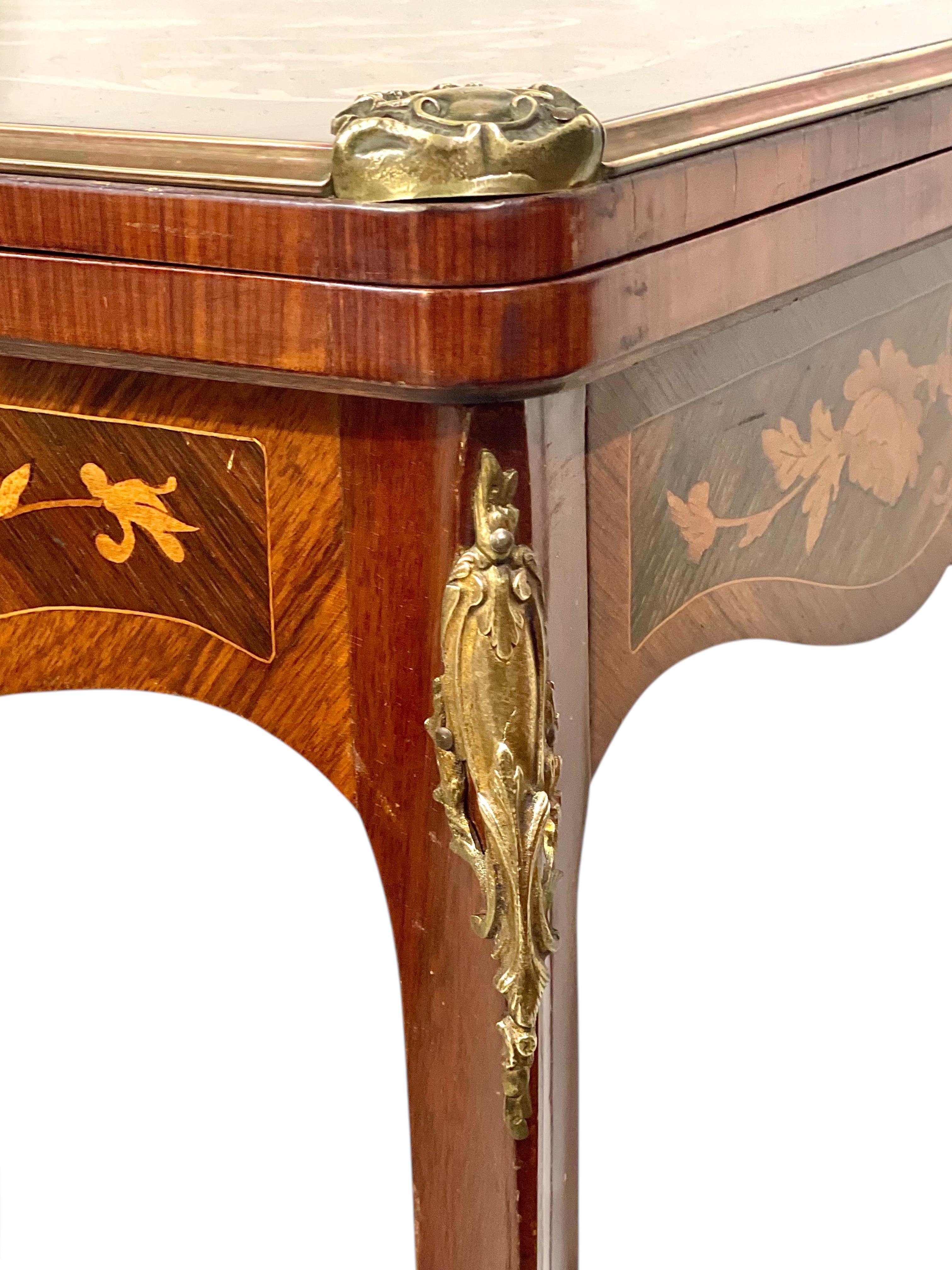 Mesa de juego del siglo XIX con marquetería en venta 1