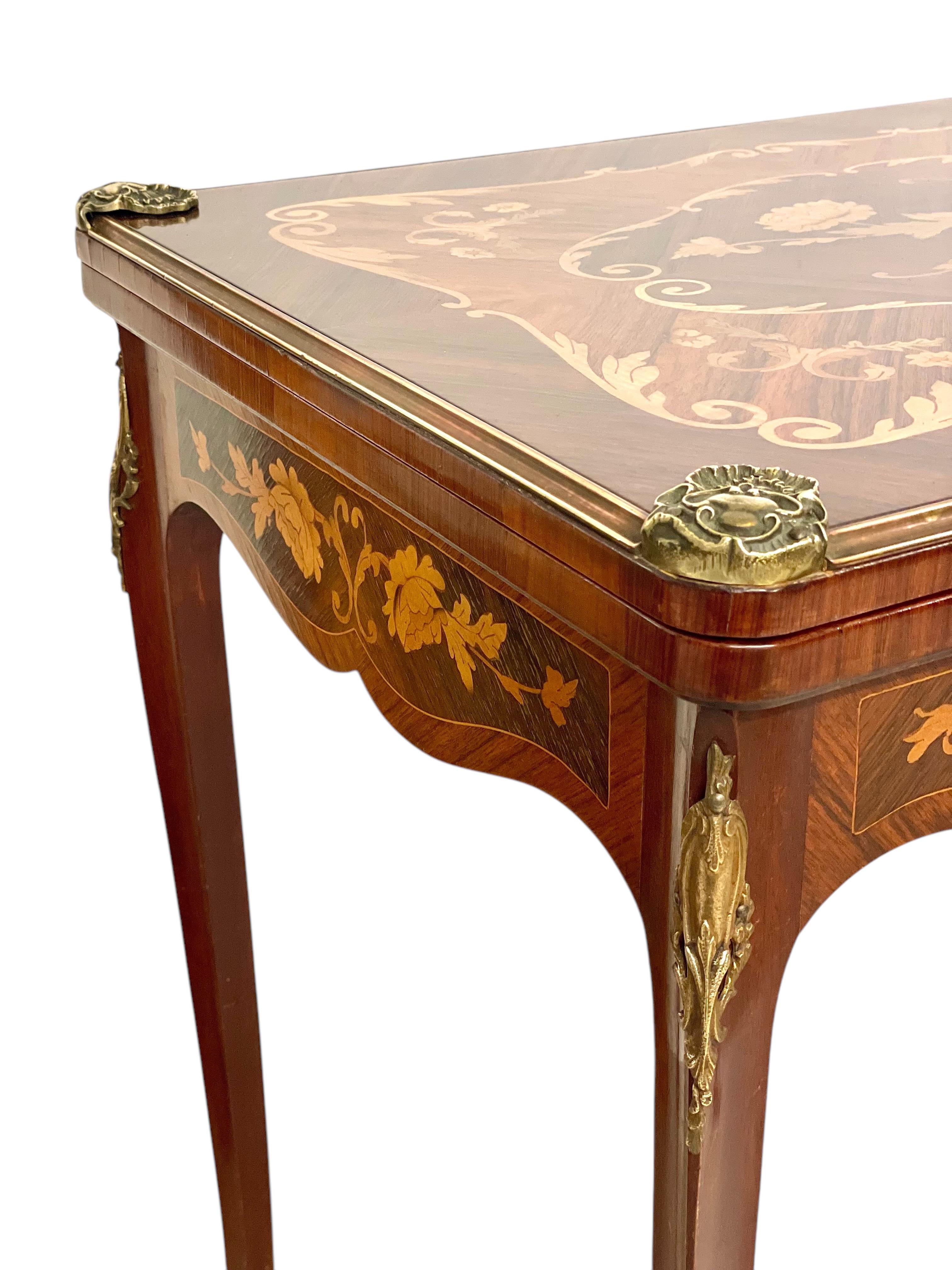 Mesa de juego del siglo XIX con marquetería en venta 2