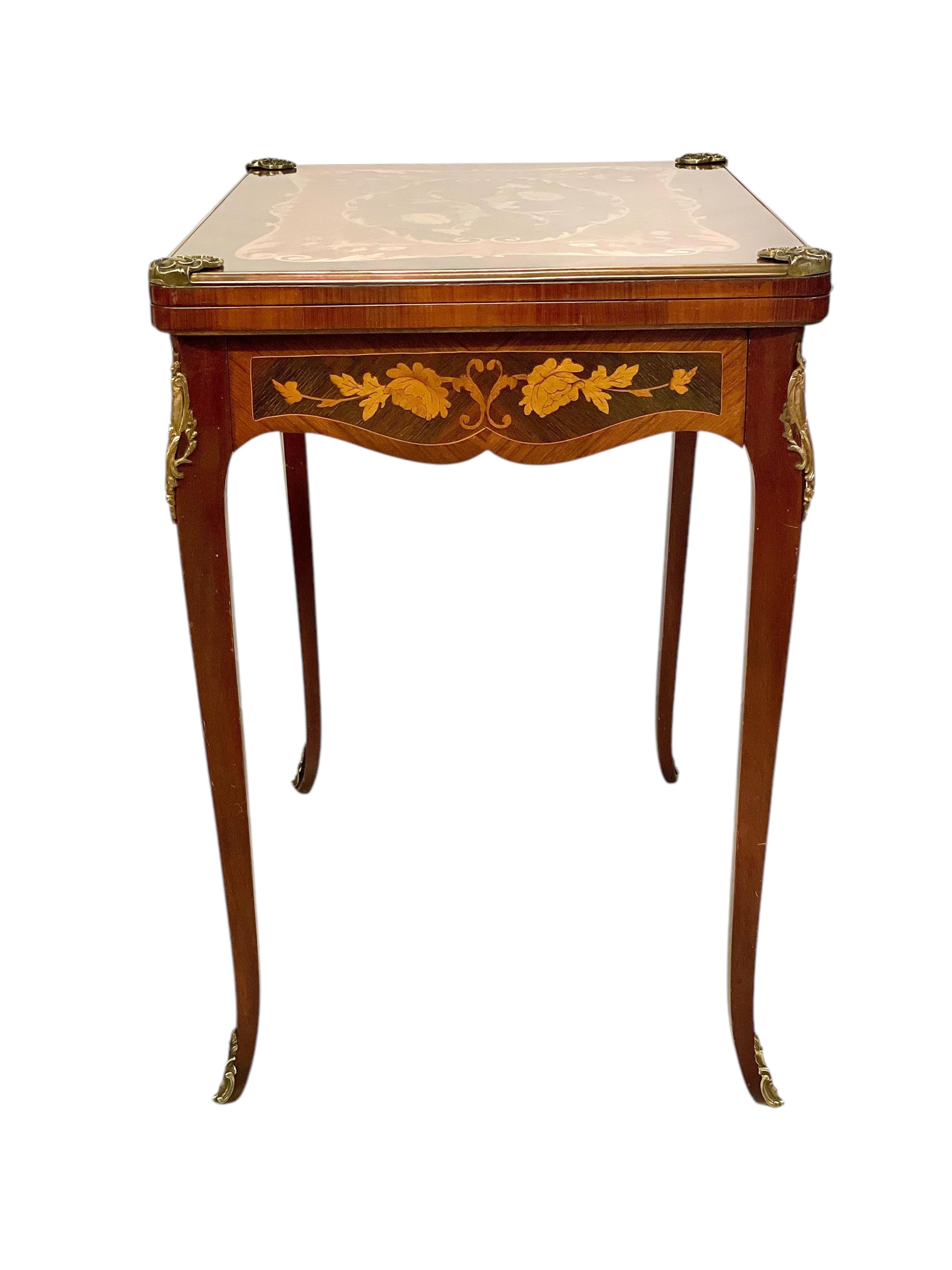 Mesa de juego del siglo XIX con marquetería en venta 3