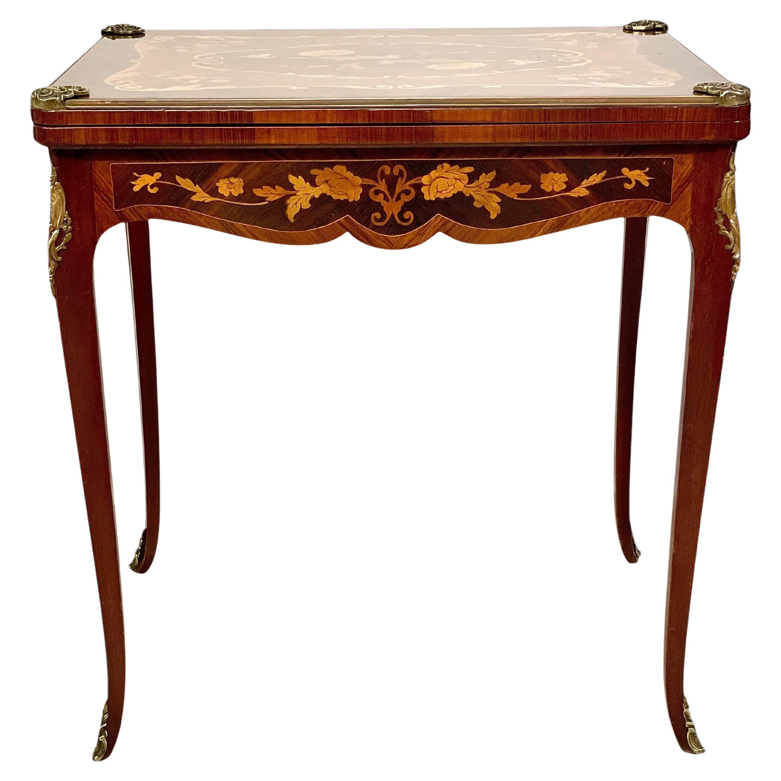 Esta mesa de juego finamente elaborada, de finales del siglo XIX, encarna la refinada elegancia del estilo de la Transición. Diseñado con una excepcional atención al detalle, presenta un mecanismo único de tapa abatible de estilo 