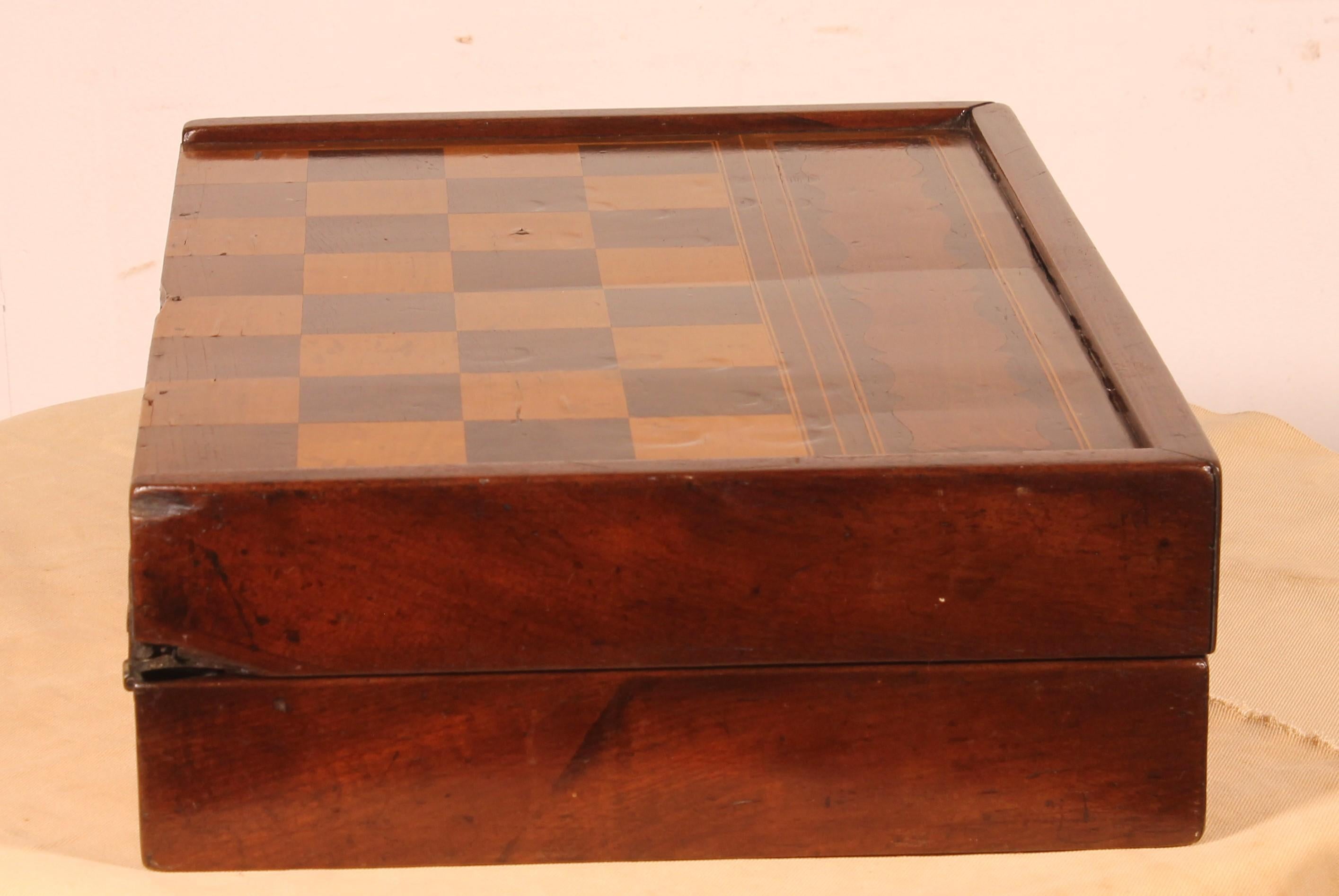 Lovely 19th century walnut and boxwood game box.
Very beautiful, unusual box with light wood inlays forming a checkerboard on the top and decorations on the side.
Inside, a backgammon game.
In superb condition and magnificent patina
pleasant wear,