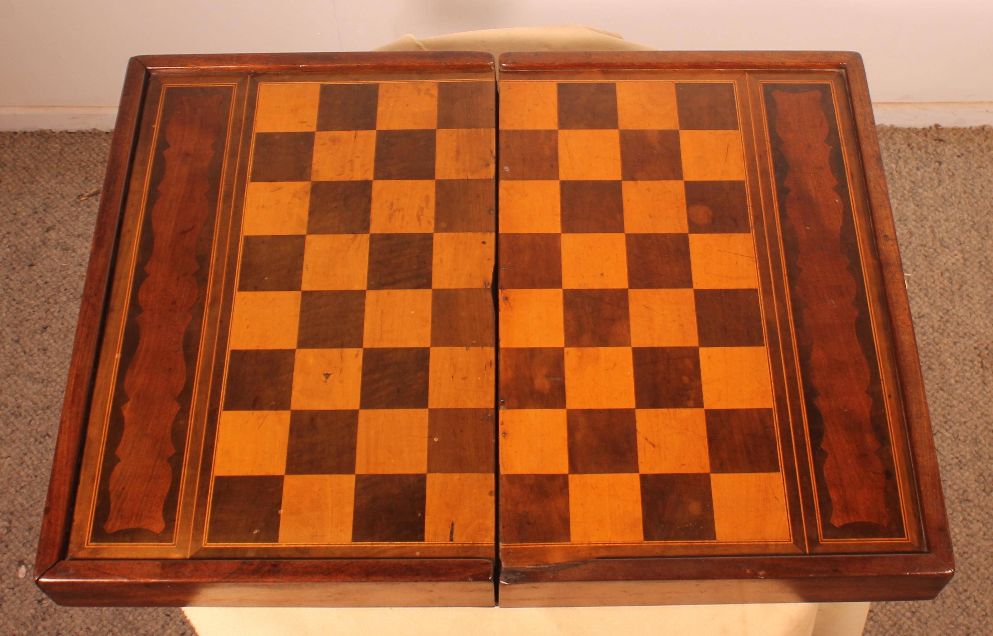 19th Century Games Box In Walnut And Boxwood In Good Condition For Sale In Brussels, Brussels