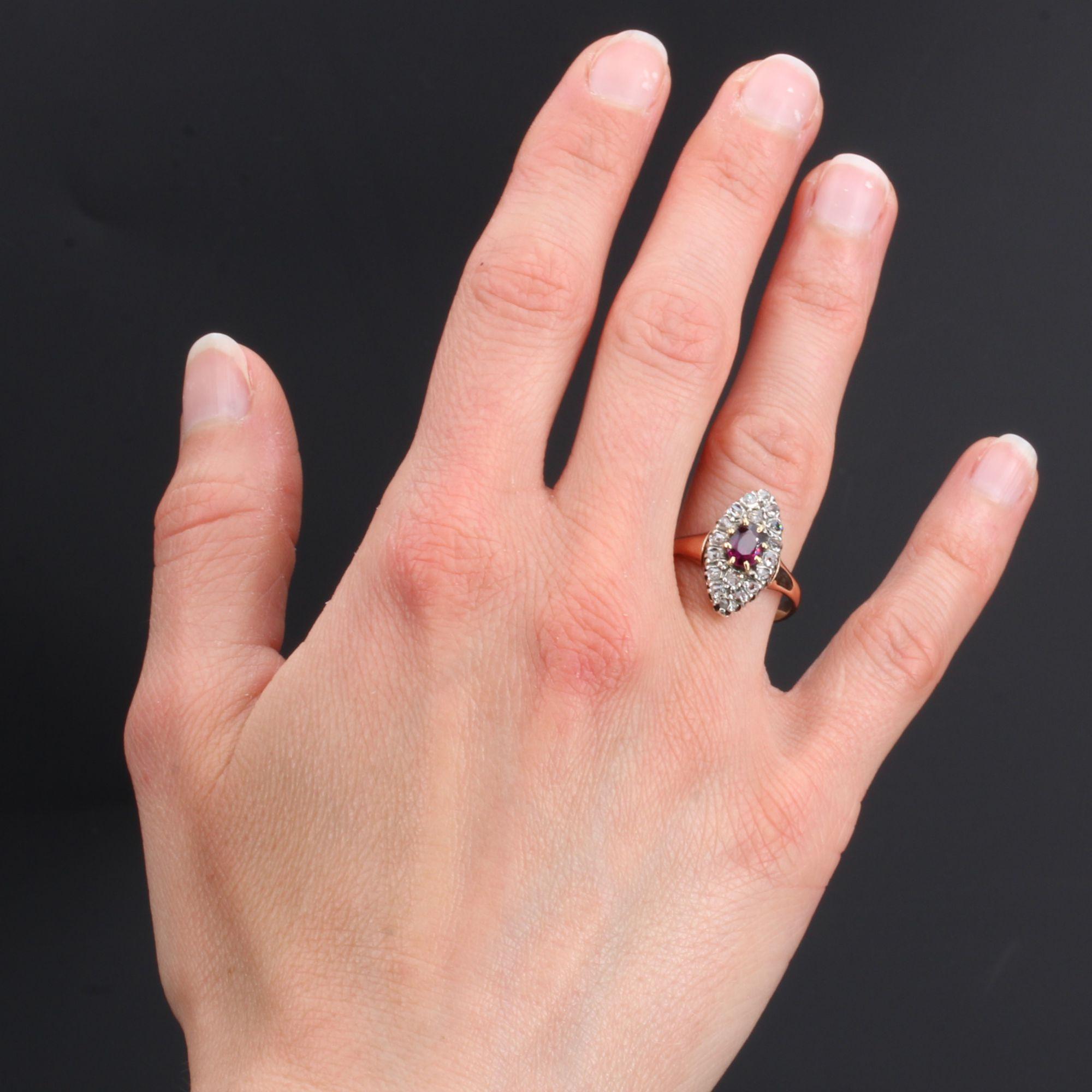 Ring aus 18 Karat Roségold.
Eleganter antiker Ring, er ist in der Mitte eines Granats in einer Umgebung von Diamanten im Rosenschliff, auf einer Fassung von Marquise Form gesetzt.
Gewicht des Granats: ca. 0,68 Karat.
Höhe: 18,8 mm, Breite: 9,9 mm,
