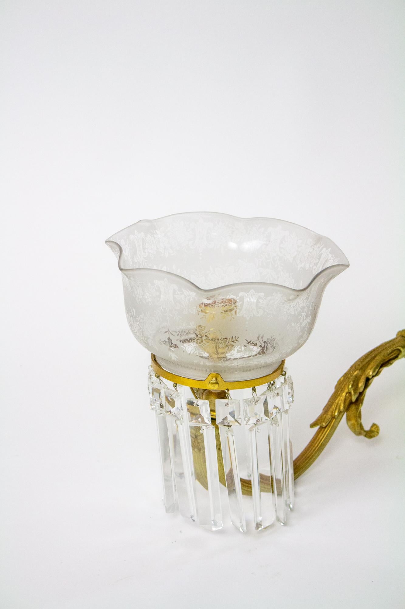 Wandleuchter aus Glas mit Kristallprismen aus dem 19. Jahrhundert, Paar (Vergoldet) im Angebot