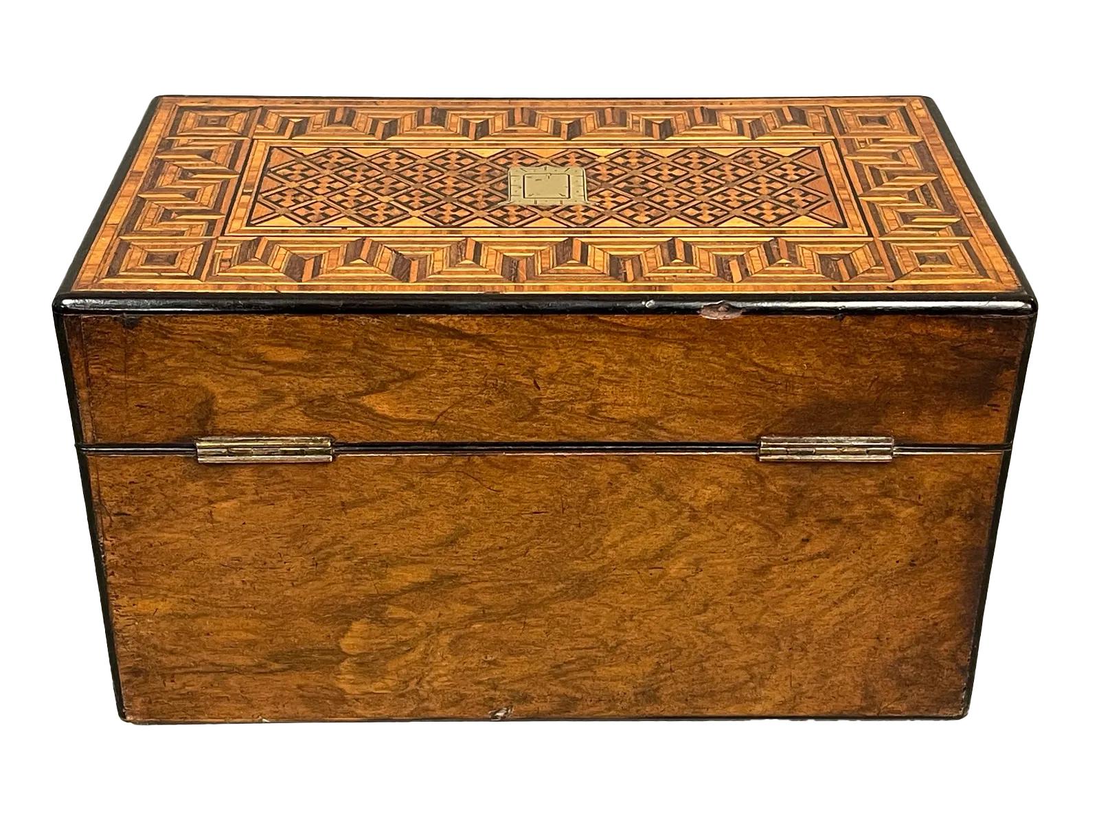 Caja de té de doble cámara con incrustaciones geométricas del siglo XIX en Bueno estado para la venta en Chapel Hill, NC