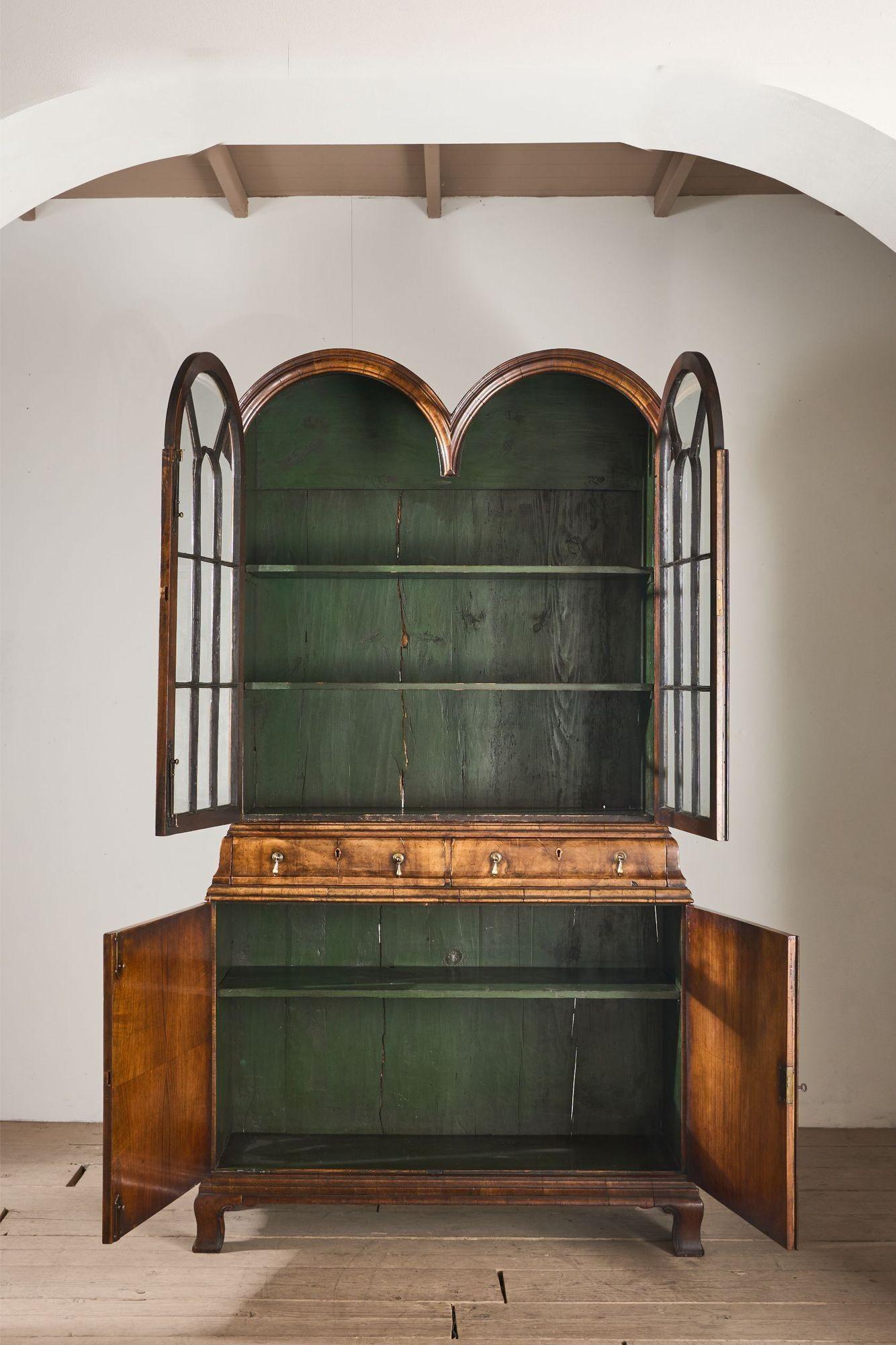 19th century George I style double arched walnut cabinet For Sale 5