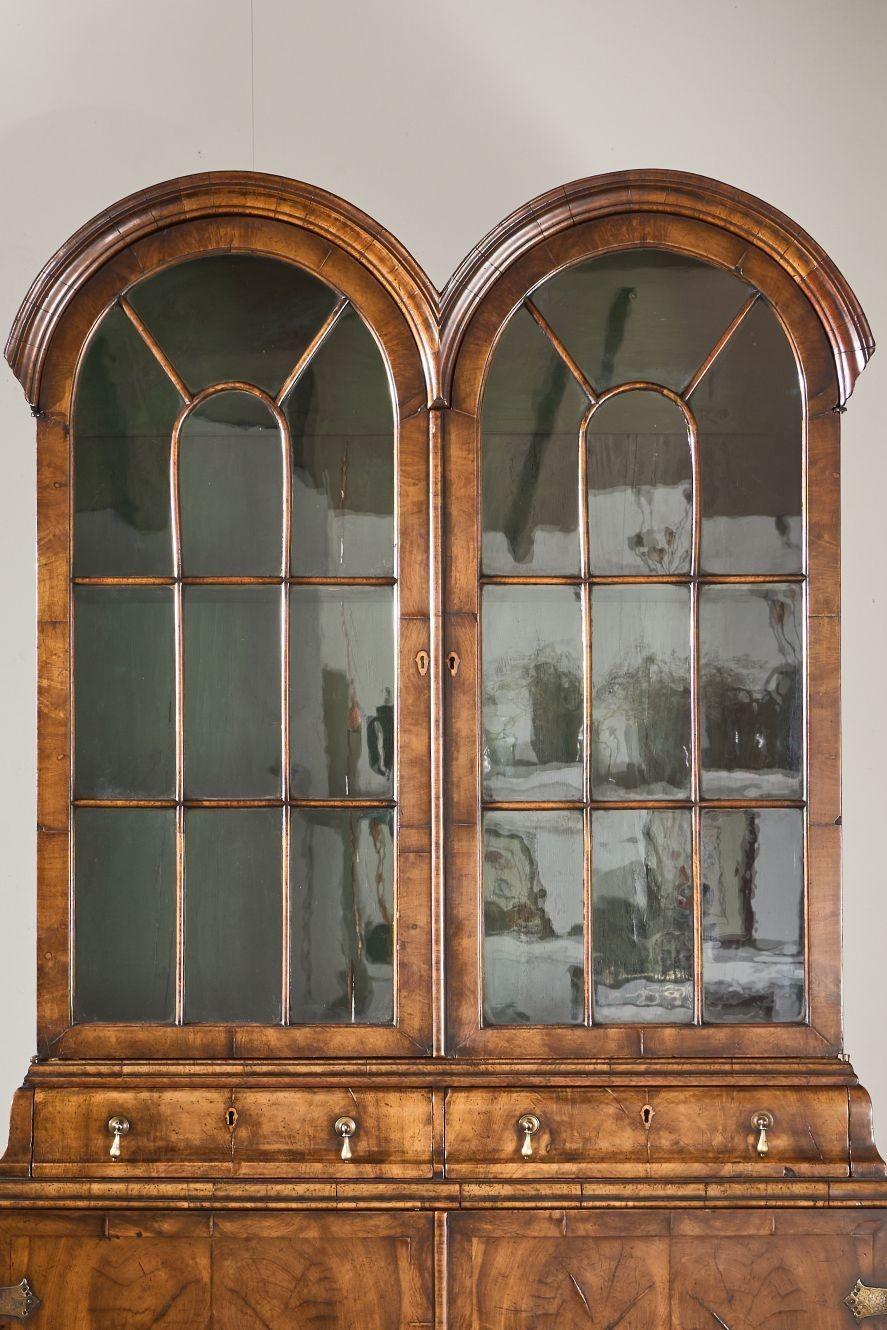 19th century George I style double arched walnut cabinet For Sale 6