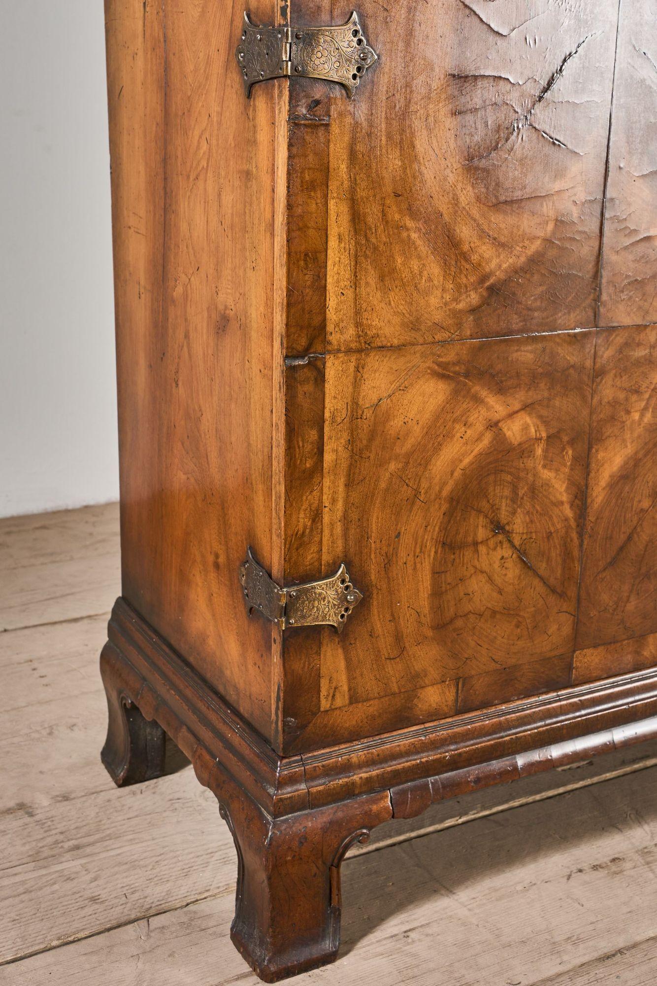 19th century George I style double arched walnut cabinet For Sale 7
