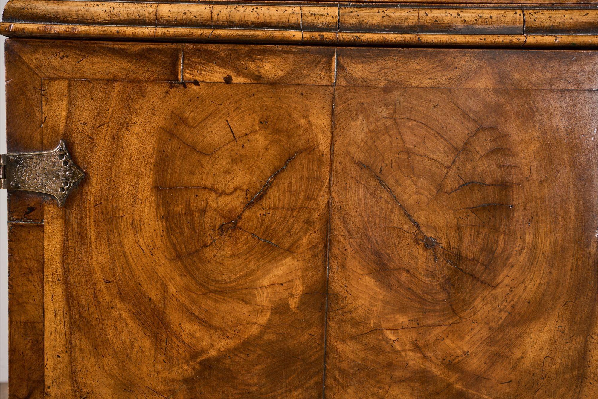 19th century George I style double arched walnut cabinet For Sale 8