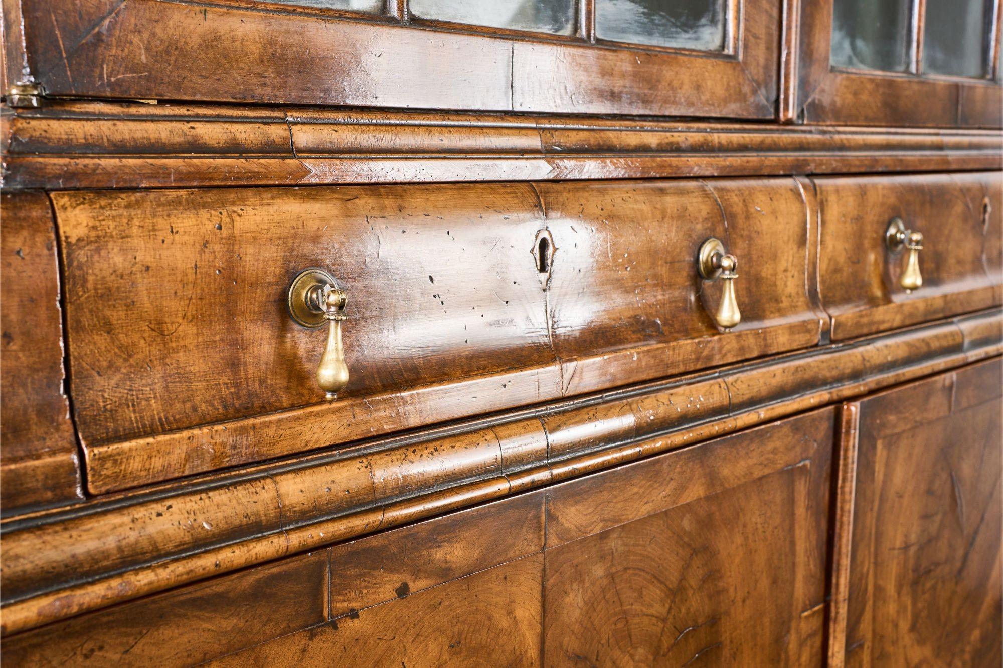 19th century George I style double arched walnut cabinet For Sale 9