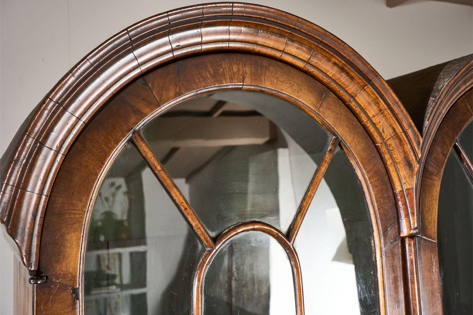 19th century George I style double arched walnut cabinet For Sale 10