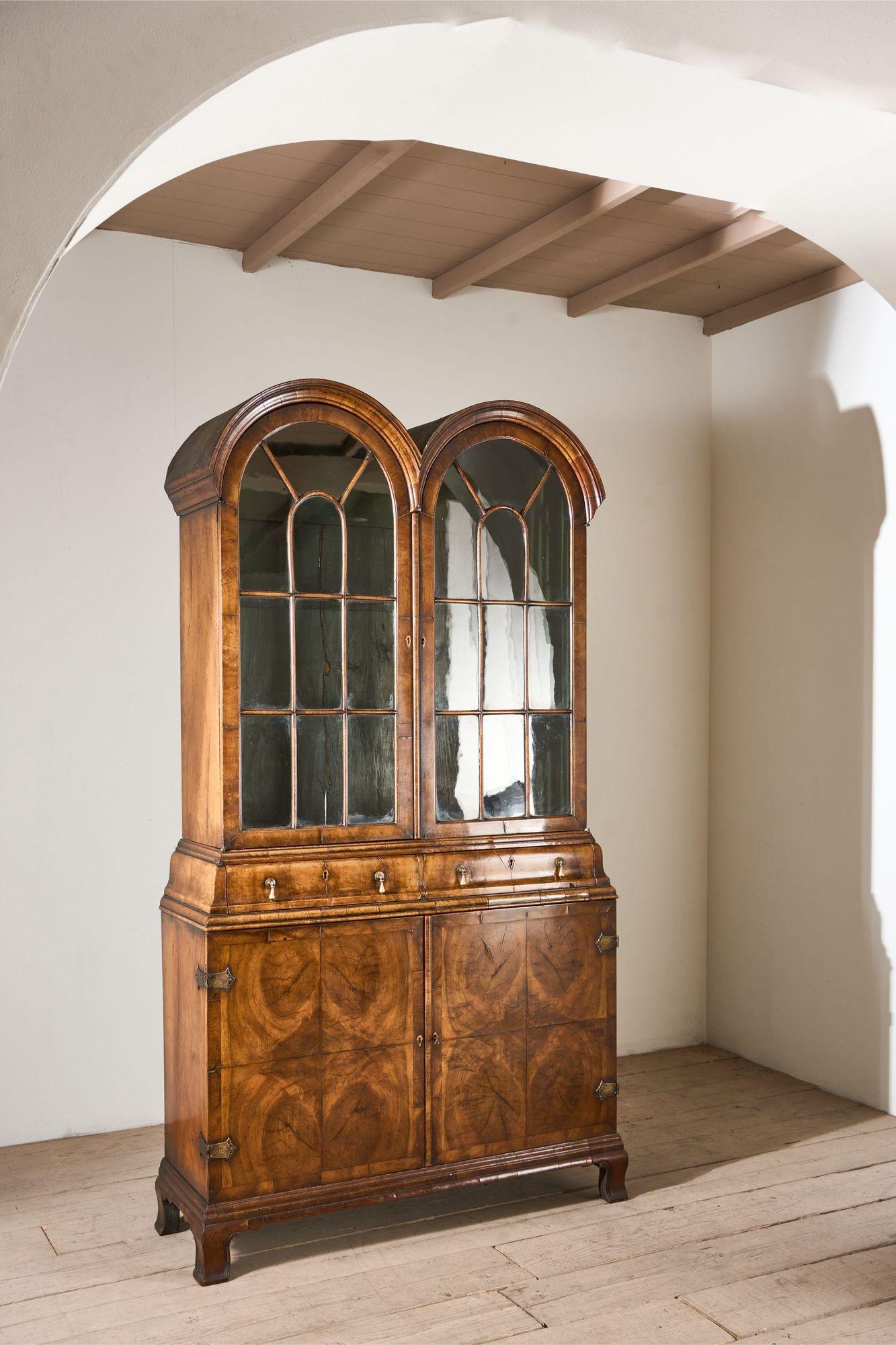 19th century George I style double arched walnut cabinet For Sale 1