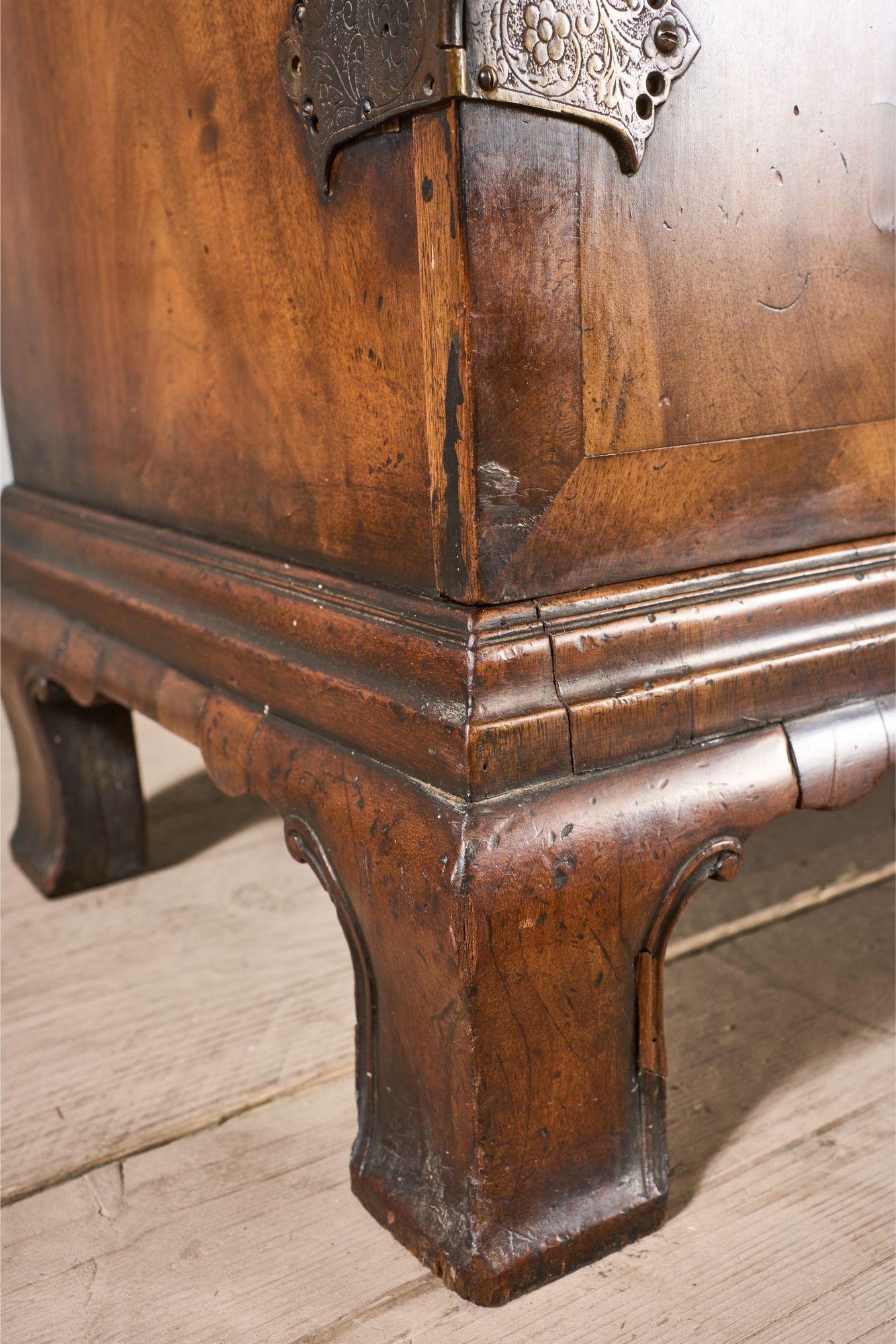 19th century George I style double arched walnut cabinet For Sale 2