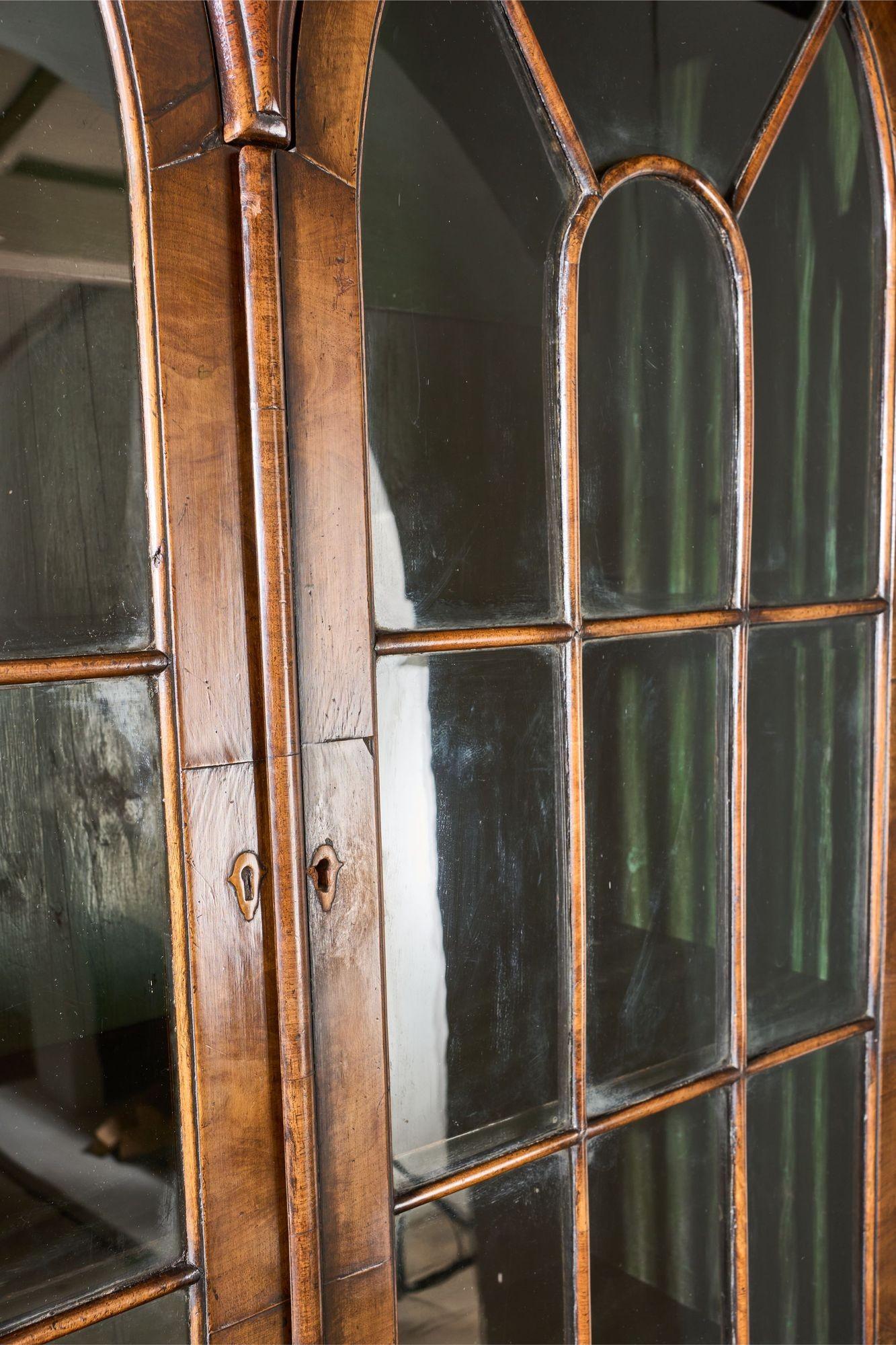 19th century George I style double arched walnut cabinet For Sale 4