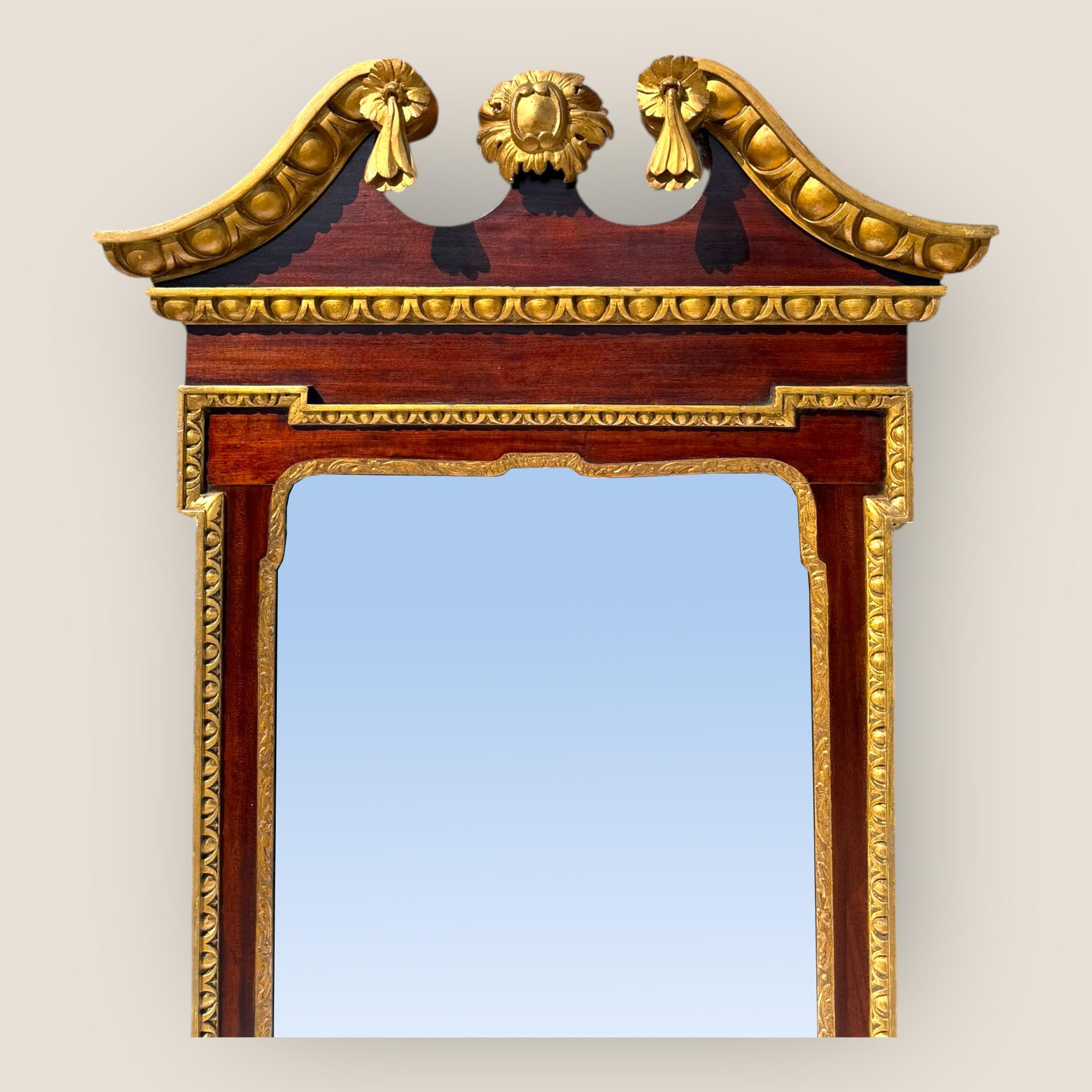 Intagliato Specchio da parete in stile Giorgio II del XIX secolo, dorato e in mogano in vendita